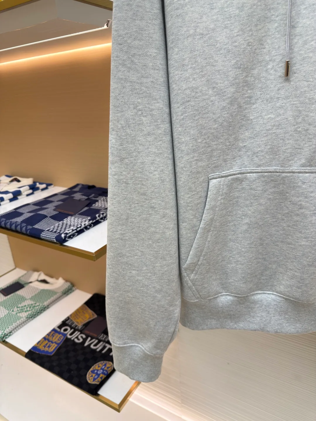 DIOR logo embroidered long-sleeved hoodie ●Authentic product: purchased and developed by 5170 ●Item number: 1680343-A85 ●Fabric: pure cotton fabric ●Technology: embroidery production ●Version: loose fit ●Weight: about 730 grams ●Size: S-M-L-XL ●Description: Made of customized cotton fabric, with classic high-density logo embroidery on the chest and velvet design on the inside. It can be matched with bottoms of the same season to create a fashionable look. It can be worn inside or outside to suit various occasions. Customized accessories, complete with three labels, same style for men and women!