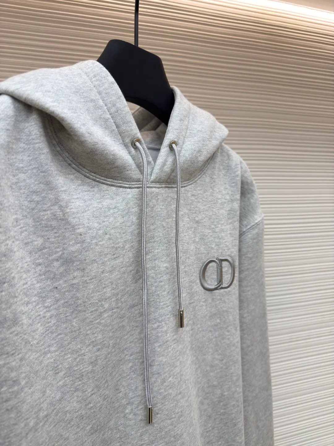 DIOR logo embroidered long-sleeved hoodie ●Authentic product: purchased and developed by 5170 ●Item number: 1680343-A85 ●Fabric: pure cotton fabric ●Technology: embroidery production ●Version: loose fit ●Weight: about 730 grams ●Size: S-M-L-XL ●Description: Made of customized cotton fabric, with classic high-density logo embroidery on the chest and velvet design on the inside. It can be matched with bottoms of the same season to create a fashionable look. It can be worn inside or outside to suit various occasions. Customized accessories, complete with three labels, same style for men and women!