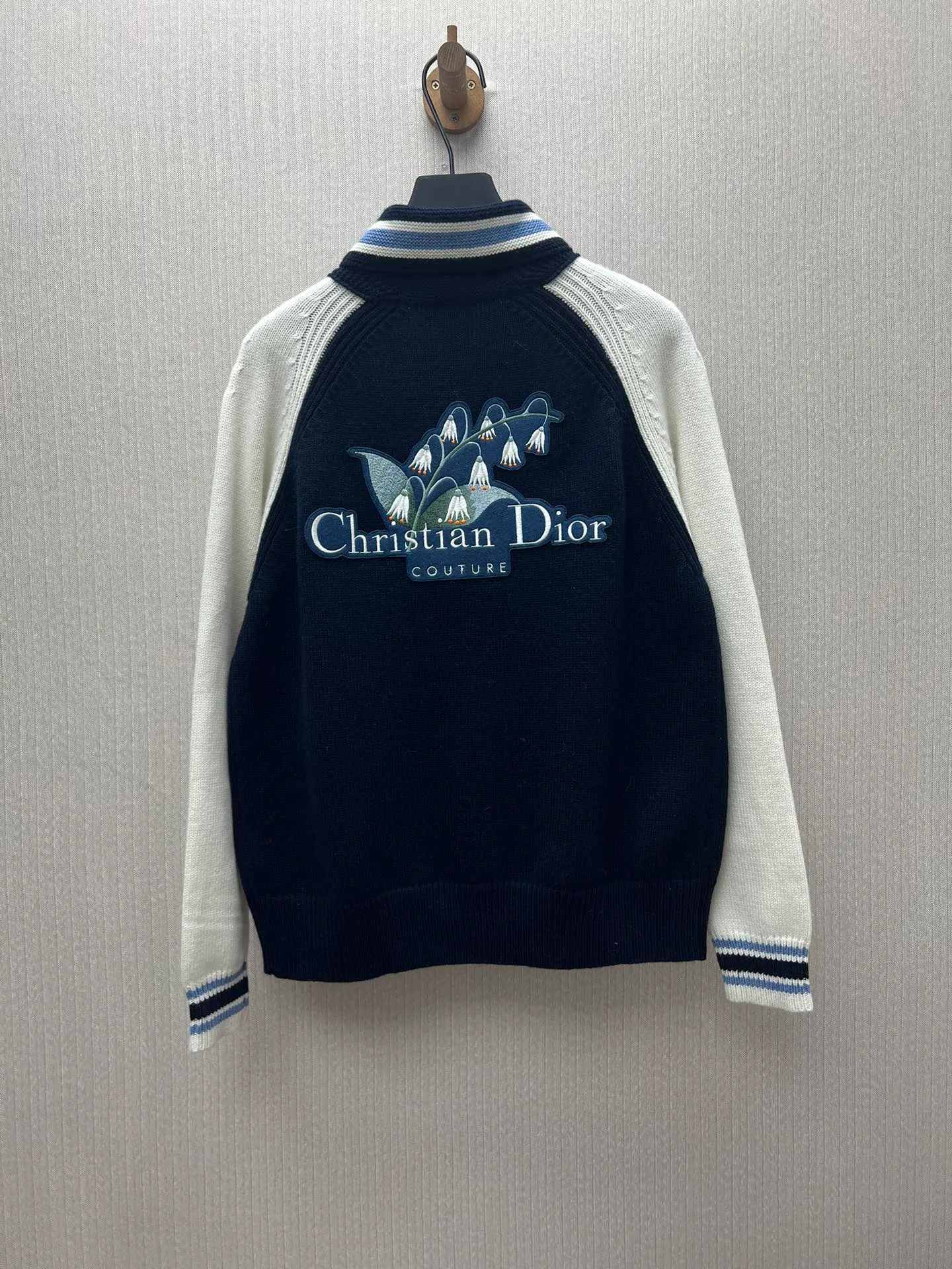 🅿️770 Dior 25ss new Christian Dior Couture lily of the valley embroidered two-color college style cardigan is a new product in the 2025 autumn men's wear series, reinterpreting college style with a color-blocking design. Crafted from blue and beige jersey felt, it features contrasting pockets and sleeves. Decorated with Christian Dior Couture embroidery and embellished with beads and lily of the valley flowers, it pays homage to Monsieur Dior's love of flowers. Pair with other pieces from the collection for a sophisticated look. Size: S.M.L.XL.