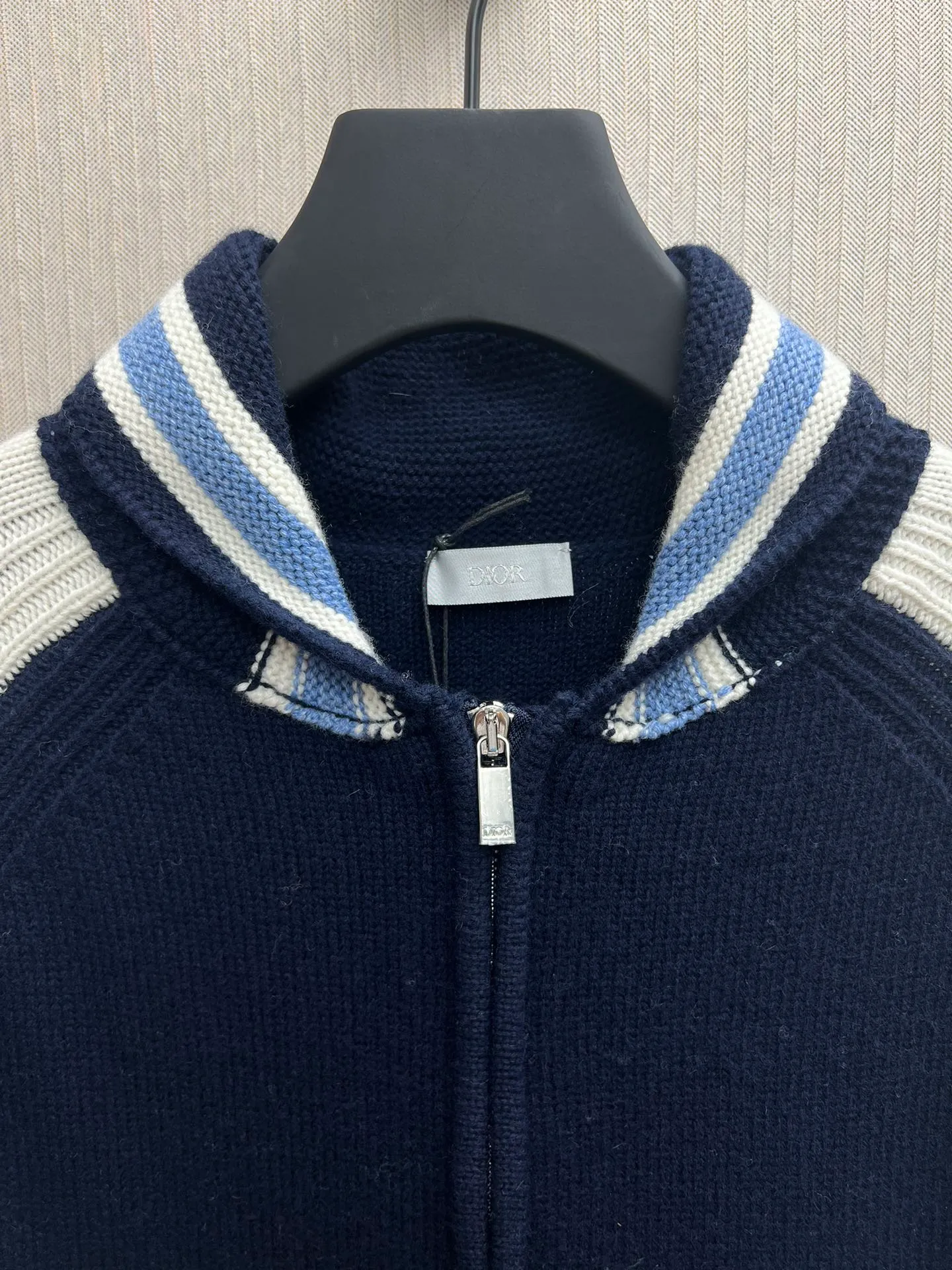 🅿️770 Dior 25ss new Christian Dior Couture lily of the valley embroidered two-color college style cardigan is a new product in the 2025 autumn men's wear series, reinterpreting college style with a color-blocking design. Crafted from blue and beige jersey felt, it features contrasting pockets and sleeves. Decorated with Christian Dior Couture embroidery and embellished with beads and lily of the valley flowers, it pays homage to Monsieur Dior's love of flowers. Pair with other pieces from the collection for a sophisticated look. Size: S.M.L.XL.