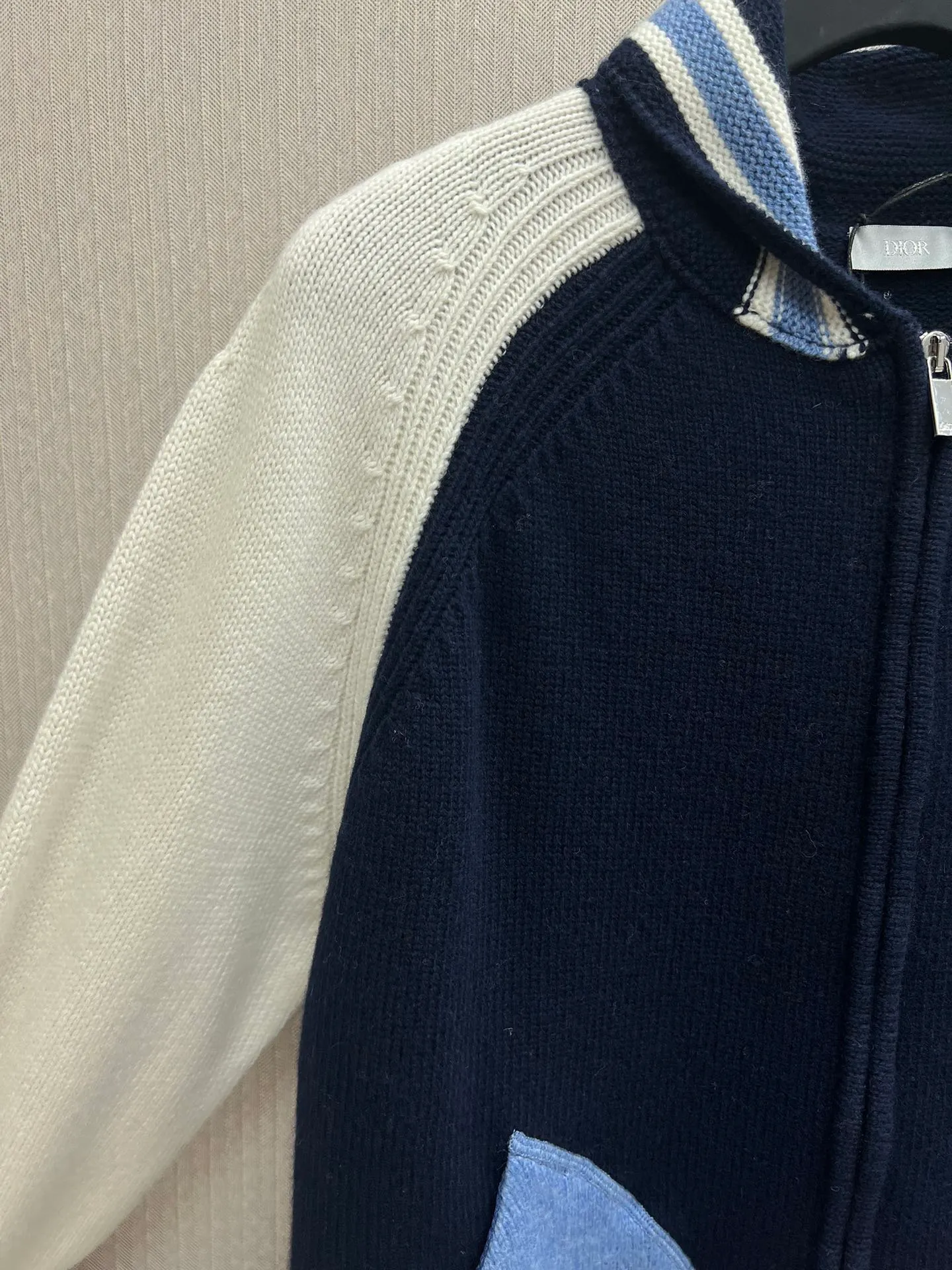 🅿️770 Dior 25ss new Christian Dior Couture lily of the valley embroidered two-color college style cardigan is a new product in the 2025 autumn men's wear series, reinterpreting college style with a color-blocking design. Crafted from blue and beige jersey felt, it features contrasting pockets and sleeves. Decorated with Christian Dior Couture embroidery and embellished with beads and lily of the valley flowers, it pays homage to Monsieur Dior's love of flowers. Pair with other pieces from the collection for a sophisticated look. Size: S.M.L.XL.