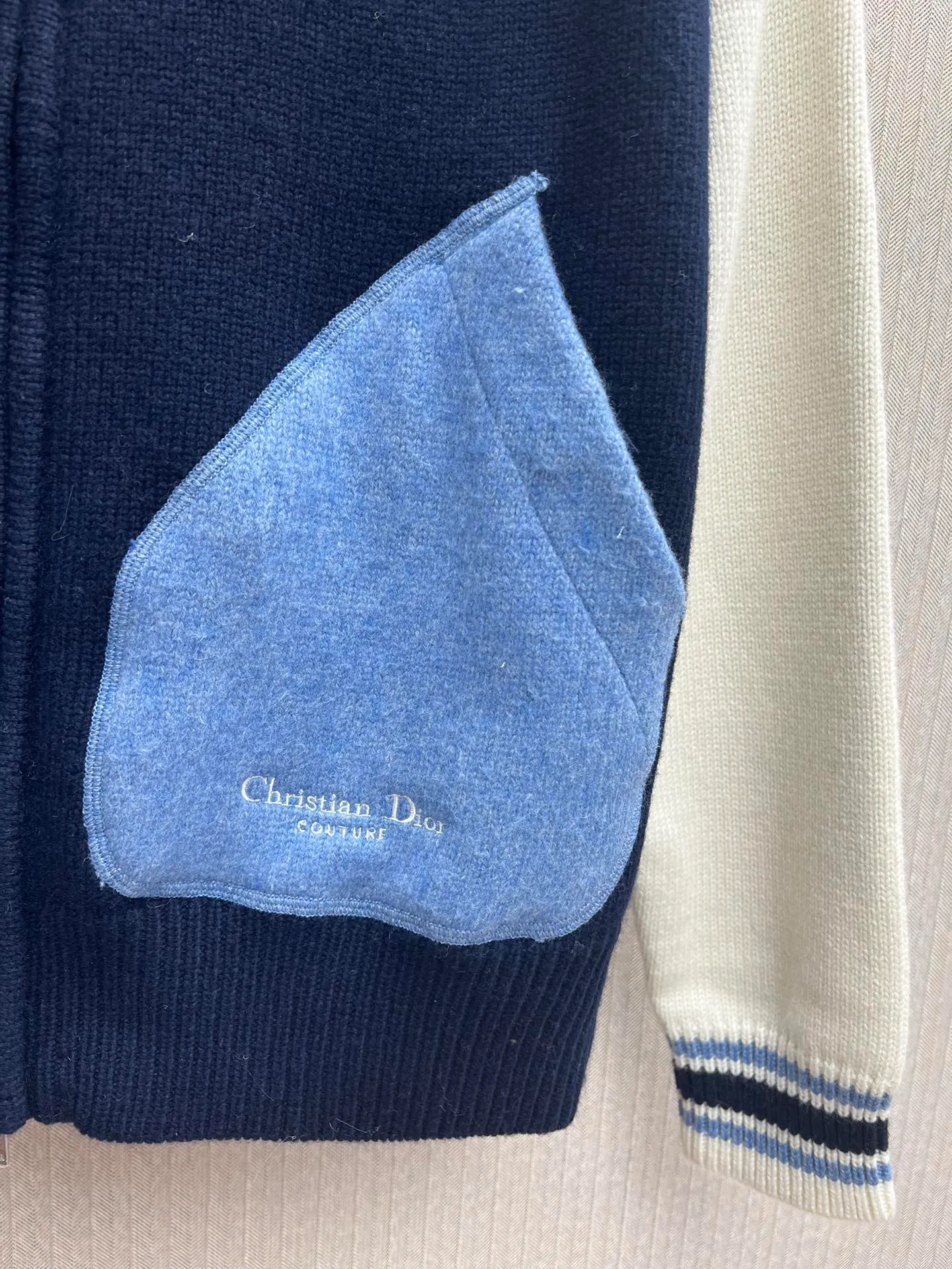 🅿️770 Dior 25ss new Christian Dior Couture lily of the valley embroidered two-color college style cardigan is a new product in the 2025 autumn men's wear series, reinterpreting college style with a color-blocking design. Crafted from blue and beige jersey felt, it features contrasting pockets and sleeves. Decorated with Christian Dior Couture embroidery and embellished with beads and lily of the valley flowers, it pays homage to Monsieur Dior's love of flowers. Pair with other pieces from the collection for a sophisticated look. Size: S.M.L.XL.