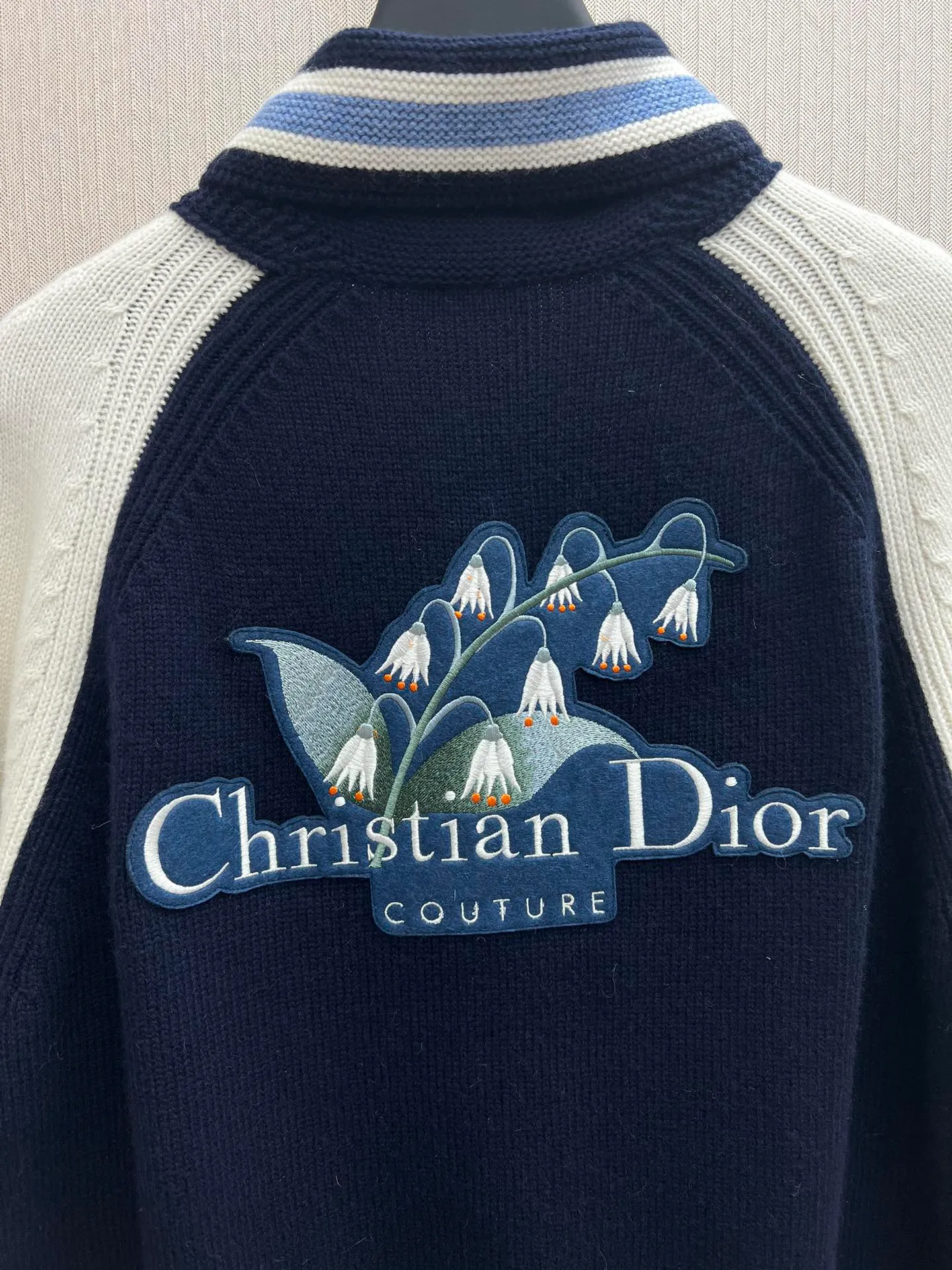 🅿️770 Dior 25ss new Christian Dior Couture lily of the valley embroidered two-color college style cardigan is a new product in the 2025 autumn men's wear series, reinterpreting college style with a color-blocking design. Crafted from blue and beige jersey felt, it features contrasting pockets and sleeves. Decorated with Christian Dior Couture embroidery and embellished with beads and lily of the valley flowers, it pays homage to Monsieur Dior's love of flowers. Pair with other pieces from the collection for a sophisticated look. Size: S.M.L.XL.