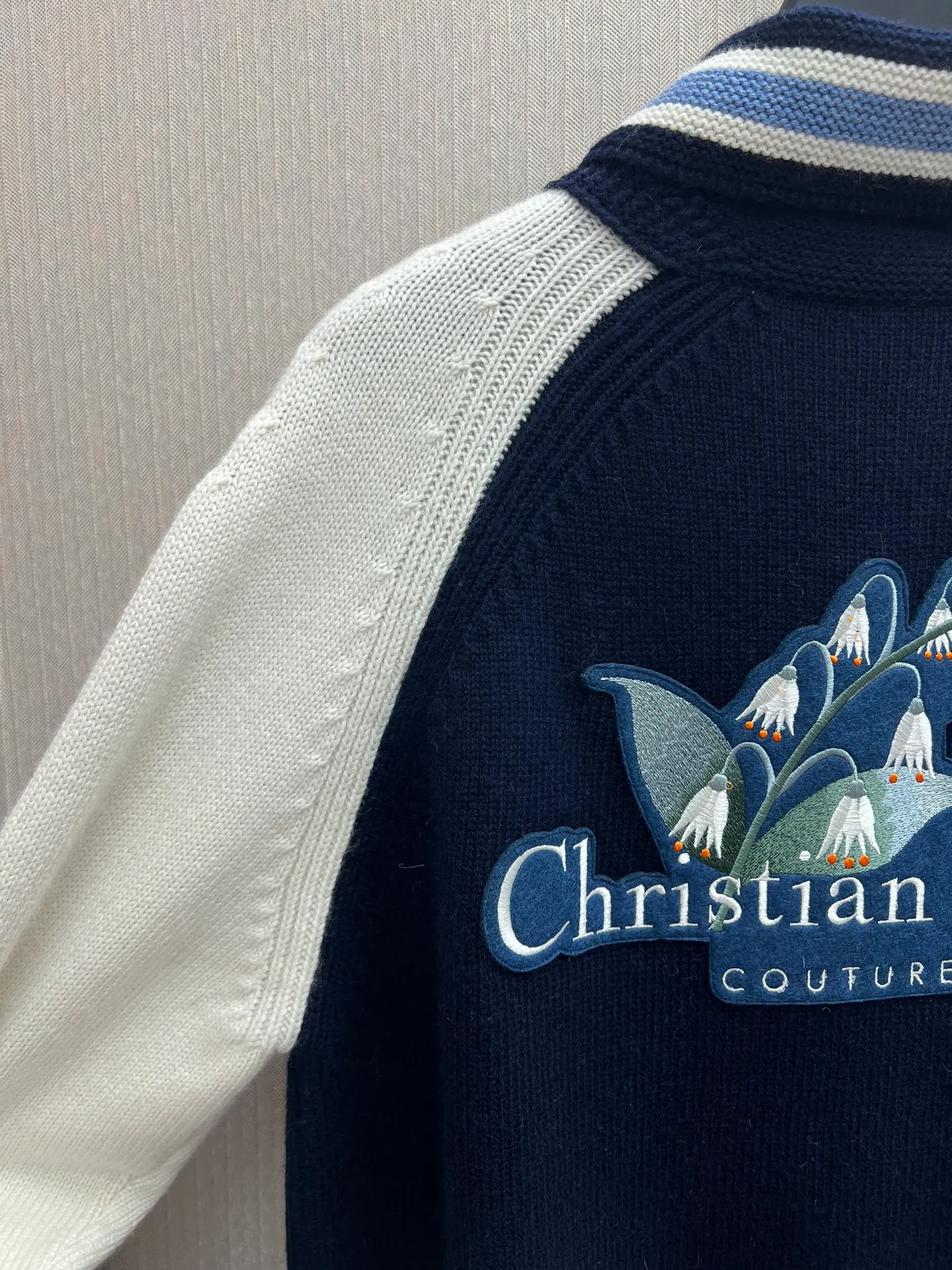 🅿️770 Dior 25ss new Christian Dior Couture lily of the valley embroidered two-color college style cardigan is a new product in the 2025 autumn men's wear series, reinterpreting college style with a color-blocking design. Crafted from blue and beige jersey felt, it features contrasting pockets and sleeves. Decorated with Christian Dior Couture embroidery and embellished with beads and lily of the valley flowers, it pays homage to Monsieur Dior's love of flowers. Pair with other pieces from the collection for a sophisticated look. Size: S.M.L.XL.
