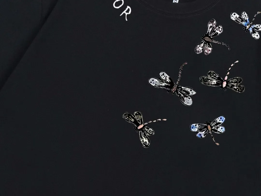 🅿️170 (arrives the next day) Dior 2025 new painted butterfly letter logo, same style for men and women, short-sleeved T-shirt ·Customized 280g 100% double yarn pure cotton fabric ·Dyeing 32 counts double-strand thread ·Complete collar label, hangtag, main mark and three labels Color: black Size: XS S M L