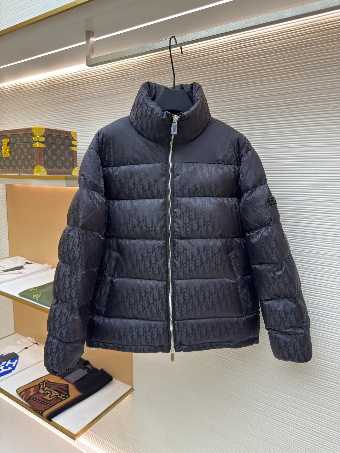 Dior oblique dark pattern old flower stand collar down jacket ●Original version: purchased and developed in 18999 ●Item number: 1680768-C45 ●Fabric: down fabric ●Technology: full jacquard production ●Version: fitted version ●Weight: about 980 grams ●Size: 46-48-50-52-54-56 ●Description: This is a down with ultra-complex craftsmanship. The customization cycle of the fabric is as long as 50 days. Based on the original fabric, laser jacquard makes the whole piece concave and convex, with a stronger three-dimensional effect and a more obvious 3D effect. ✨This fabric has a good hand feel, and the dark pattern presbyopia on it is very low-key. The fabric shows a dark luster and is extremely waterproof! The real texture is more perfect, custom-woven high-density satin nylon material and dark jacquard weave, simple and refreshing, thick and fluffy, super three-proof fabric, waterproof, stain-proof and dust-proof! ✨ Full-width jacquard LOGO, ultra-high-end luxury and style. The handsomeness and eye-catching index of the upper body are absolutely NO. 1. Fully custom-woven jacquard LOGO technology fabric, high-density polyester fiber. It is a new type of heat-insulating and light-weight fabric. It has a light texture, delicate and soft warmth and breathability. Especially the LOGO jacquard produces different light and dark interweaving under different lights! The overall wiring is straight and delicate, the fabric is comfortable and soft, and the color is consistent without color difference. It can be matched with the same style to create a fashionable look and control various occasions. Customized accessories, complete with three standards, same style for men and women!