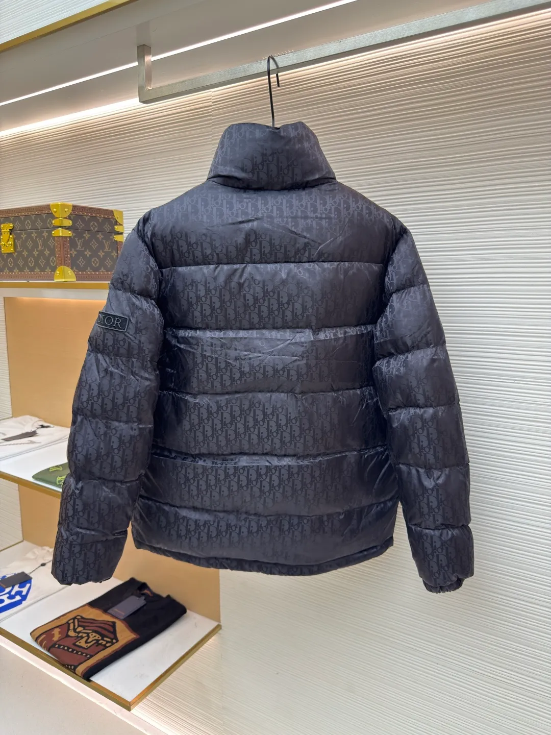 Dior oblique dark pattern old flower stand collar down jacket ●Original version: purchased and developed in 18999 ●Item number: 1680768-C45 ●Fabric: down fabric ●Technology: full jacquard production ●Version: fitted version ●Weight: about 980 grams ●Size: 46-48-50-52-54-56 ●Description: This is a down with ultra-complex craftsmanship. The customization cycle of the fabric is as long as 50 days. Based on the original fabric, laser jacquard makes the whole piece concave and convex, with a stronger three-dimensional effect and a more obvious 3D effect. ✨This fabric has a good hand feel, and the dark pattern presbyopia on it is very low-key. The fabric shows a dark luster and is extremely waterproof! The real texture is more perfect, custom-woven high-density satin nylon material and dark jacquard weave, simple and refreshing, thick and fluffy, super three-proof fabric, waterproof, stain-proof and dust-proof! ✨ Full-width jacquard LOGO, ultra-high-end luxury and style. The handsomeness and eye-catching index of the upper body are absolutely NO. 1. Fully custom-woven jacquard LOGO technology fabric, high-density polyester fiber. It is a new type of heat-insulating and light-weight fabric. It has a light texture, delicate and soft warmth and breathability. Especially the LOGO jacquard produces different light and dark interweaving under different lights! The overall wiring is straight and delicate, the fabric is comfortable and soft, and the color is consistent without color difference. It can be matched with the same style to create a fashionable look and control various occasions. Customized accessories, complete with three standards, same style for men and women!