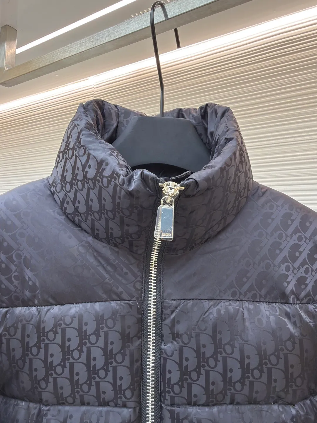 Dior oblique dark pattern old flower stand collar down jacket ●Original version: purchased and developed in 18999 ●Item number: 1680768-C45 ●Fabric: down fabric ●Technology: full jacquard production ●Version: fitted version ●Weight: about 980 grams ●Size: 46-48-50-52-54-56 ●Description: This is a down with ultra-complex craftsmanship. The customization cycle of the fabric is as long as 50 days. Based on the original fabric, laser jacquard makes the whole piece concave and convex, with a stronger three-dimensional effect and a more obvious 3D effect. ✨This fabric has a good hand feel, and the dark pattern presbyopia on it is very low-key. The fabric shows a dark luster and is extremely waterproof! The real texture is more perfect, custom-woven high-density satin nylon material and dark jacquard weave, simple and refreshing, thick and fluffy, super three-proof fabric, waterproof, stain-proof and dust-proof! ✨ Full-width jacquard LOGO, ultra-high-end luxury and style. The handsomeness and eye-catching index of the upper body are absolutely NO. 1. Fully custom-woven jacquard LOGO technology fabric, high-density polyester fiber. It is a new type of heat-insulating and light-weight fabric. It has a light texture, delicate and soft warmth and breathability. Especially the LOGO jacquard produces different light and dark interweaving under different lights! The overall wiring is straight and delicate, the fabric is comfortable and soft, and the color is consistent without color difference. It can be matched with the same style to create a fashionable look and control various occasions. Customized accessories, complete with three standards, same style for men and women!