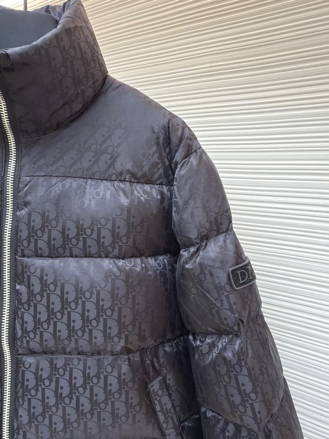 Dior oblique dark pattern old flower stand collar down jacket ●Original version: purchased and developed in 18999 ●Item number: 1680768-C45 ●Fabric: down fabric ●Technology: full jacquard production ●Version: fitted version ●Weight: about 980 grams ●Size: 46-48-50-52-54-56 ●Description: This is a down with ultra-complex craftsmanship. The customization cycle of the fabric is as long as 50 days. Based on the original fabric, laser jacquard makes the whole piece concave and convex, with a stronger three-dimensional effect and a more obvious 3D effect. ✨This fabric has a good hand feel, and the dark pattern presbyopia on it is very low-key. The fabric shows a dark luster and is extremely waterproof! The real texture is more perfect, custom-woven high-density satin nylon material and dark jacquard weave, simple and refreshing, thick and fluffy, super three-proof fabric, waterproof, stain-proof and dust-proof! ✨ Full-width jacquard LOGO, ultra-high-end luxury and style. The handsomeness and eye-catching index of the upper body are absolutely NO. 1. Fully custom-woven jacquard LOGO technology fabric, high-density polyester fiber. It is a new type of heat-insulating and light-weight fabric. It has a light texture, delicate and soft warmth and breathability. Especially the LOGO jacquard produces different light and dark interweaving under different lights! The overall wiring is straight and delicate, the fabric is comfortable and soft, and the color is consistent without color difference. It can be matched with the same style to create a fashionable look and control various occasions. Customized accessories, complete with three standards, same style for men and women!