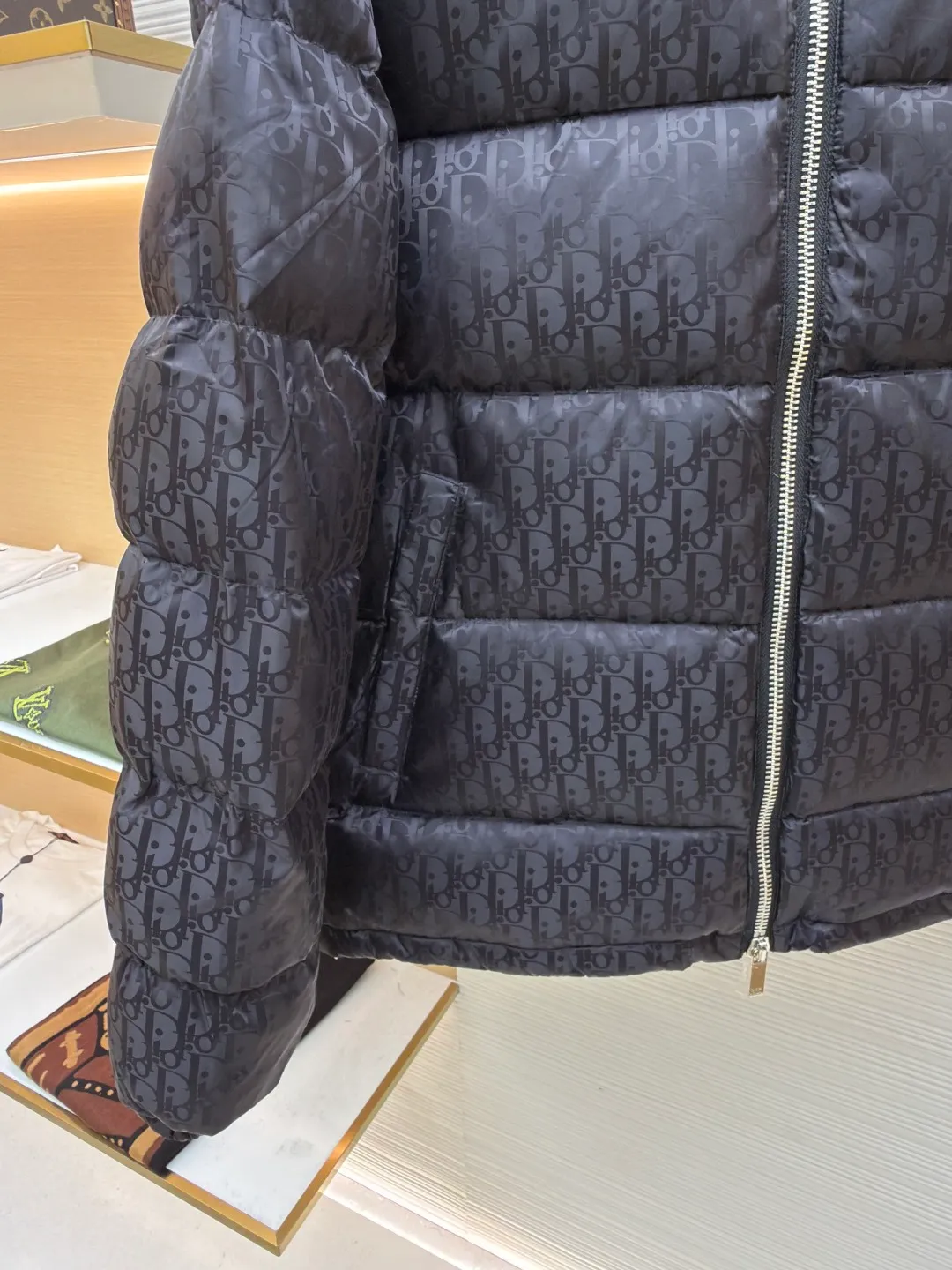 Dior oblique dark pattern old flower stand collar down jacket ●Original version: purchased and developed in 18999 ●Item number: 1680768-C45 ●Fabric: down fabric ●Technology: full jacquard production ●Version: fitted version ●Weight: about 980 grams ●Size: 46-48-50-52-54-56 ●Description: This is a down with ultra-complex craftsmanship. The customization cycle of the fabric is as long as 50 days. Based on the original fabric, laser jacquard makes the whole piece concave and convex, with a stronger three-dimensional effect and a more obvious 3D effect. ✨This fabric has a good hand feel, and the dark pattern presbyopia on it is very low-key. The fabric shows a dark luster and is extremely waterproof! The real texture is more perfect, custom-woven high-density satin nylon material and dark jacquard weave, simple and refreshing, thick and fluffy, super three-proof fabric, waterproof, stain-proof and dust-proof! ✨ Full-width jacquard LOGO, ultra-high-end luxury and style. The handsomeness and eye-catching index of the upper body are absolutely NO. 1. Fully custom-woven jacquard LOGO technology fabric, high-density polyester fiber. It is a new type of heat-insulating and light-weight fabric. It has a light texture, delicate and soft warmth and breathability. Especially the LOGO jacquard produces different light and dark interweaving under different lights! The overall wiring is straight and delicate, the fabric is comfortable and soft, and the color is consistent without color difference. It can be matched with the same style to create a fashionable look and control various occasions. Customized accessories, complete with three standards, same style for men and women!