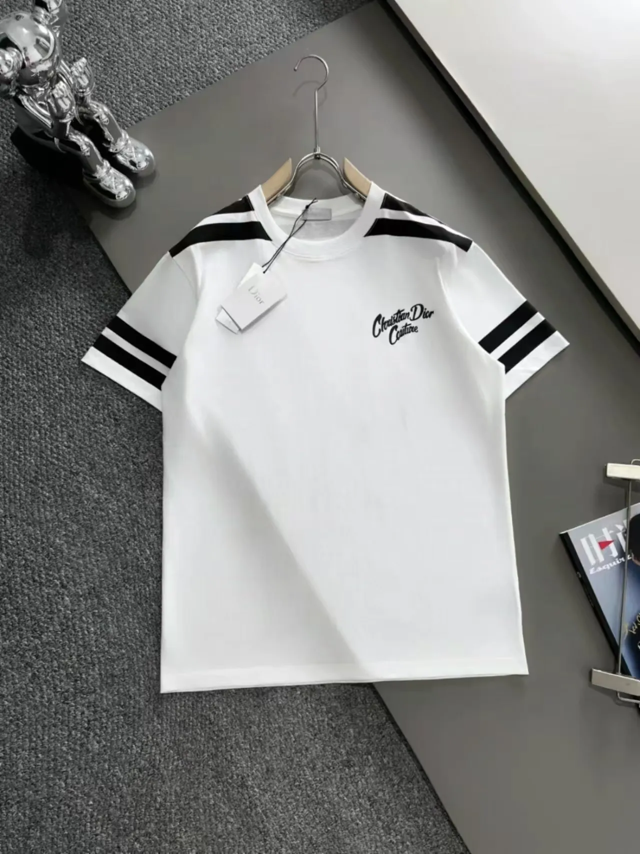 🅿️180 (arrives the next day) Dior 2025 new style cracked numbers and letters logo, same style for men and women, short-sleeved T-shirt ·Customized 260g 100% double yarn pure cotton fabric ·Design dyed 32 counts double-strand thread ·Collar label, hangtag, main mark and three labels complete Color: White Size: XS S M L