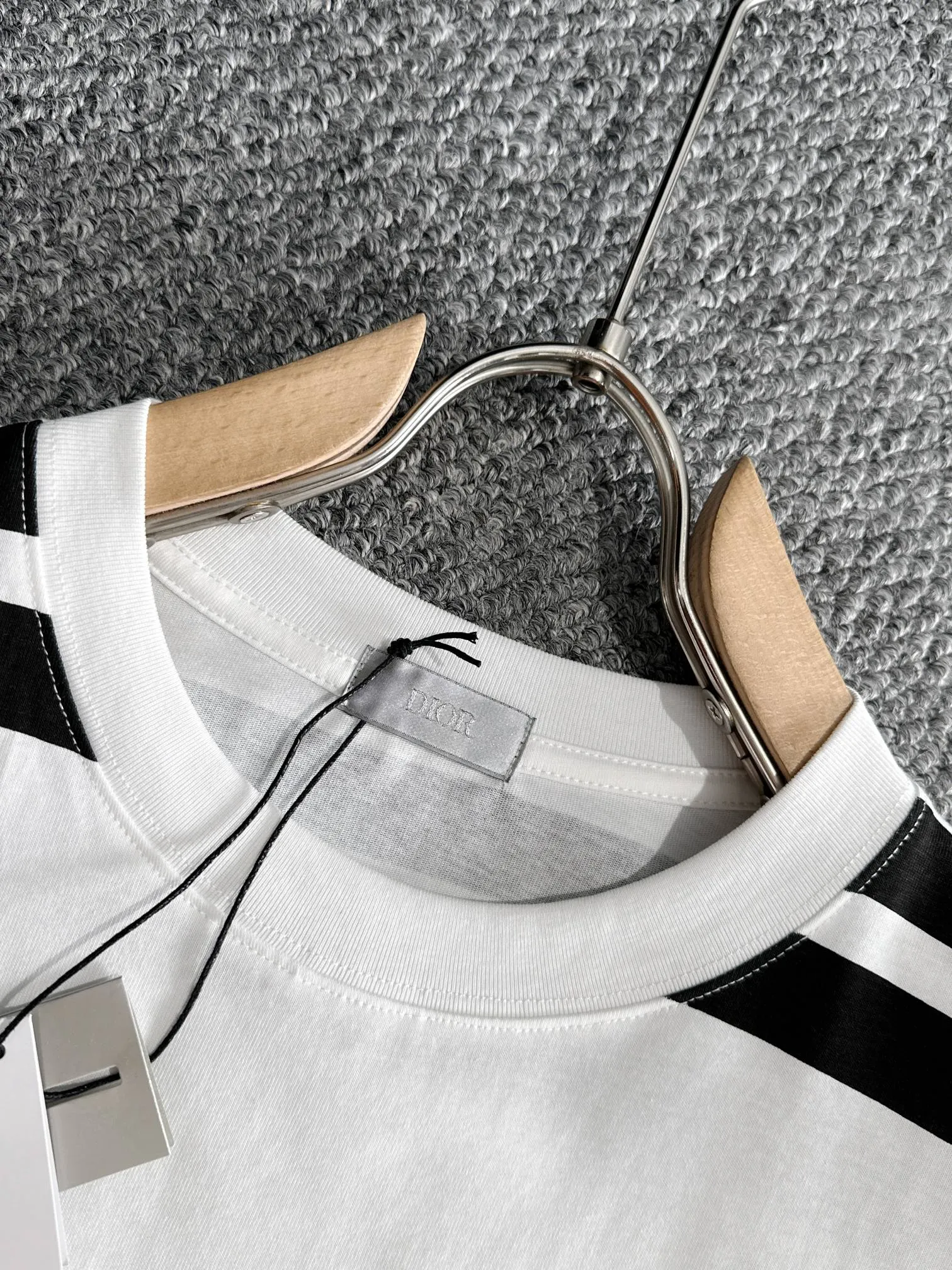 🅿️180 (arrives the next day) Dior 2025 new style cracked numbers and letters logo, same style for men and women, short-sleeved T-shirt ·Customized 260g 100% double yarn pure cotton fabric ·Design dyed 32 counts double-strand thread ·Collar label, hangtag, main mark and three labels complete Color: White Size: XS S M L
