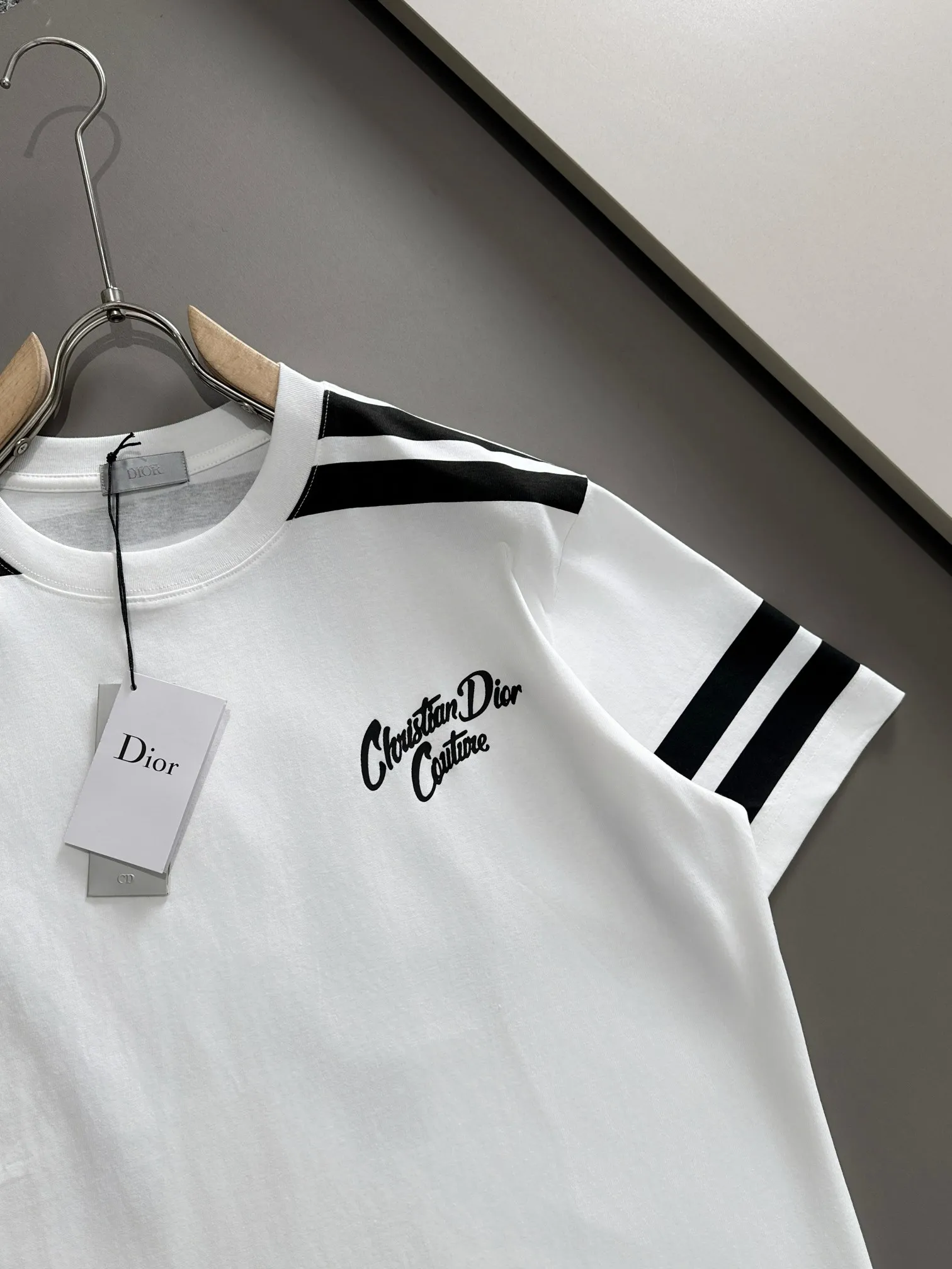 🅿️180 (arrives the next day) Dior 2025 new style cracked numbers and letters logo, same style for men and women, short-sleeved T-shirt ·Customized 260g 100% double yarn pure cotton fabric ·Design dyed 32 counts double-strand thread ·Collar label, hangtag, main mark and three labels complete Color: White Size: XS S M L