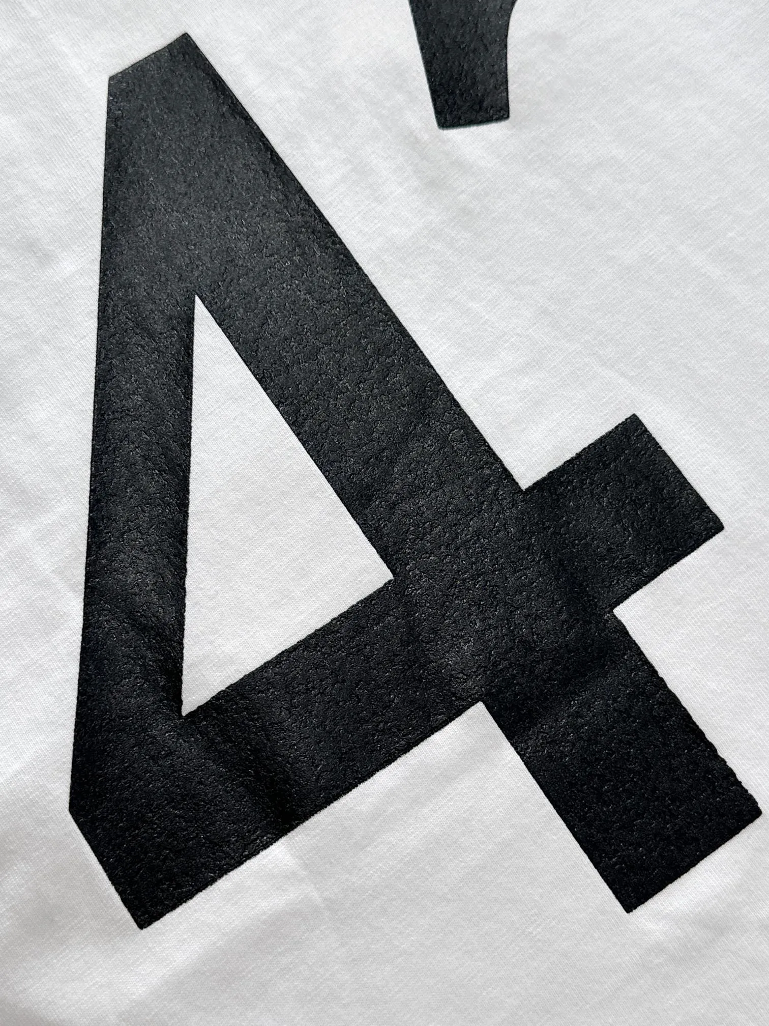 🅿️180 (arrives the next day) Dior 2025 new style cracked numbers and letters logo, same style for men and women, short-sleeved T-shirt ·Customized 260g 100% double yarn pure cotton fabric ·Design dyed 32 counts double-strand thread ·Collar label, hangtag, main mark and three labels complete Color: White Size: XS S M L