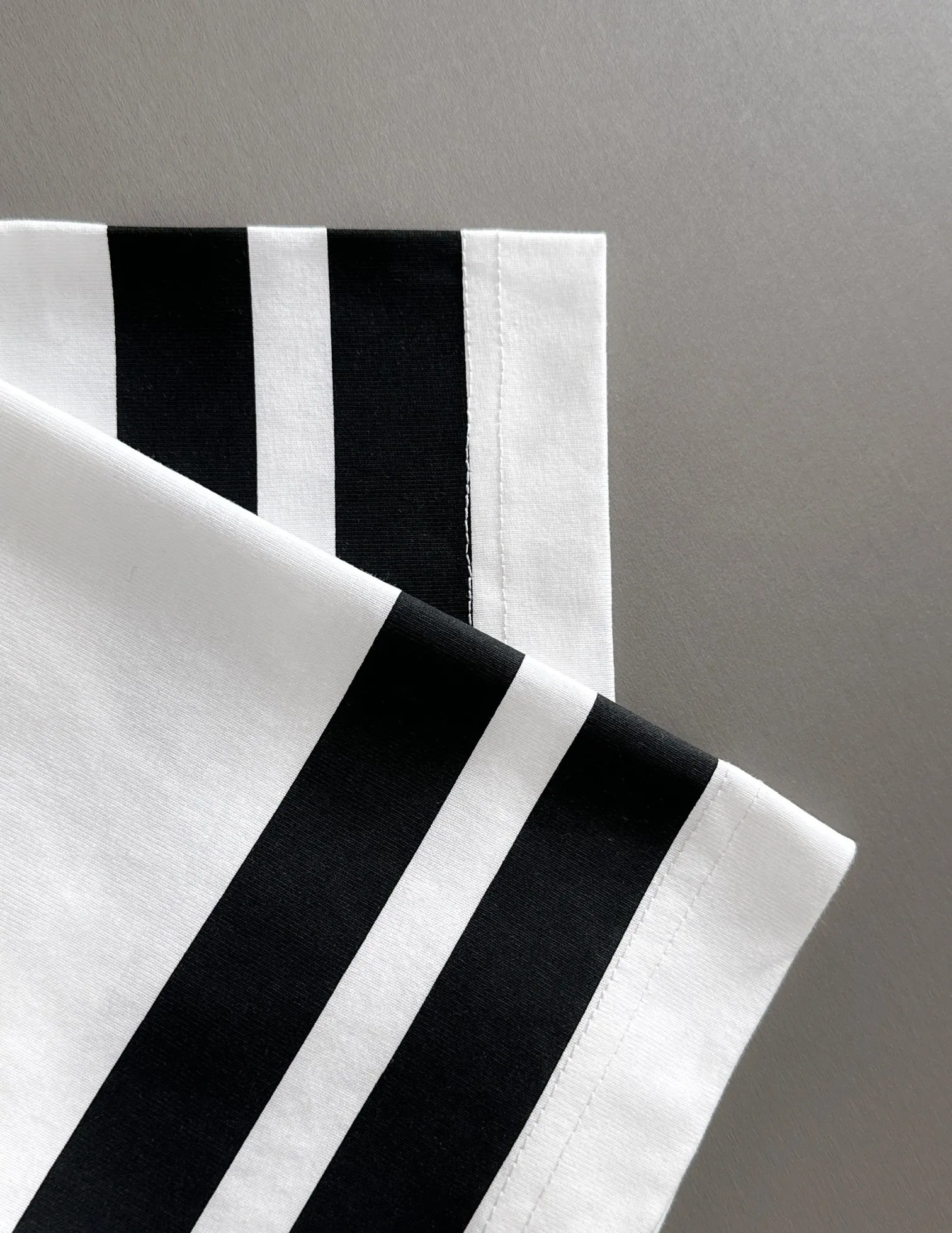 🅿️180 (arrives the next day) Dior 2025 new style cracked numbers and letters logo, same style for men and women, short-sleeved T-shirt ·Customized 260g 100% double yarn pure cotton fabric ·Design dyed 32 counts double-strand thread ·Collar label, hangtag, main mark and three labels complete Color: White Size: XS S M L