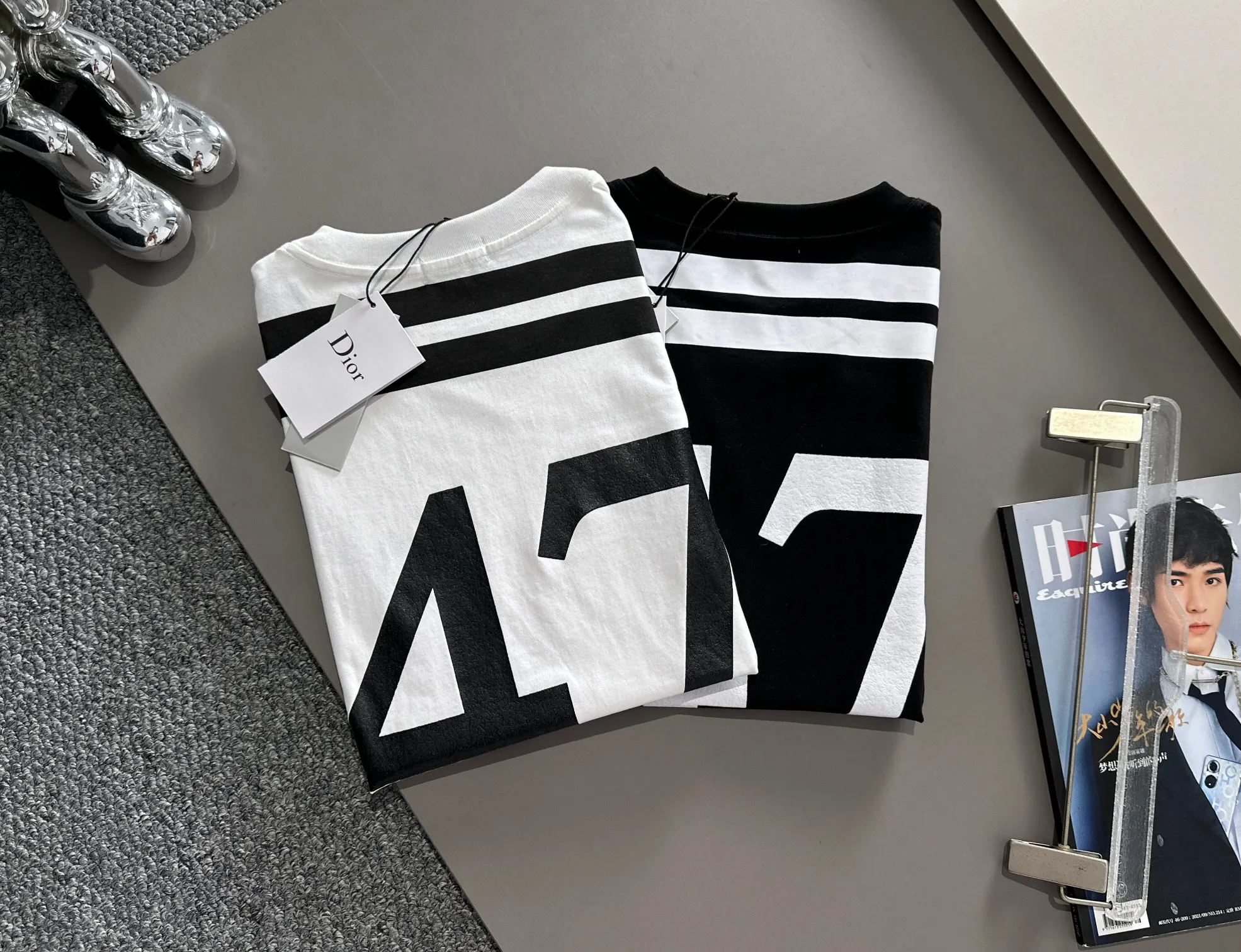 🅿️180 (arrives the next day) Dior 2025 new style cracked numbers and letters logo, same style for men and women, short-sleeved T-shirt ·Customized 260g 100% double yarn pure cotton fabric ·Design dyed 32 counts double-strand thread ·Collar label, hangtag, main mark and three labels complete Color: White Size: XS S M L