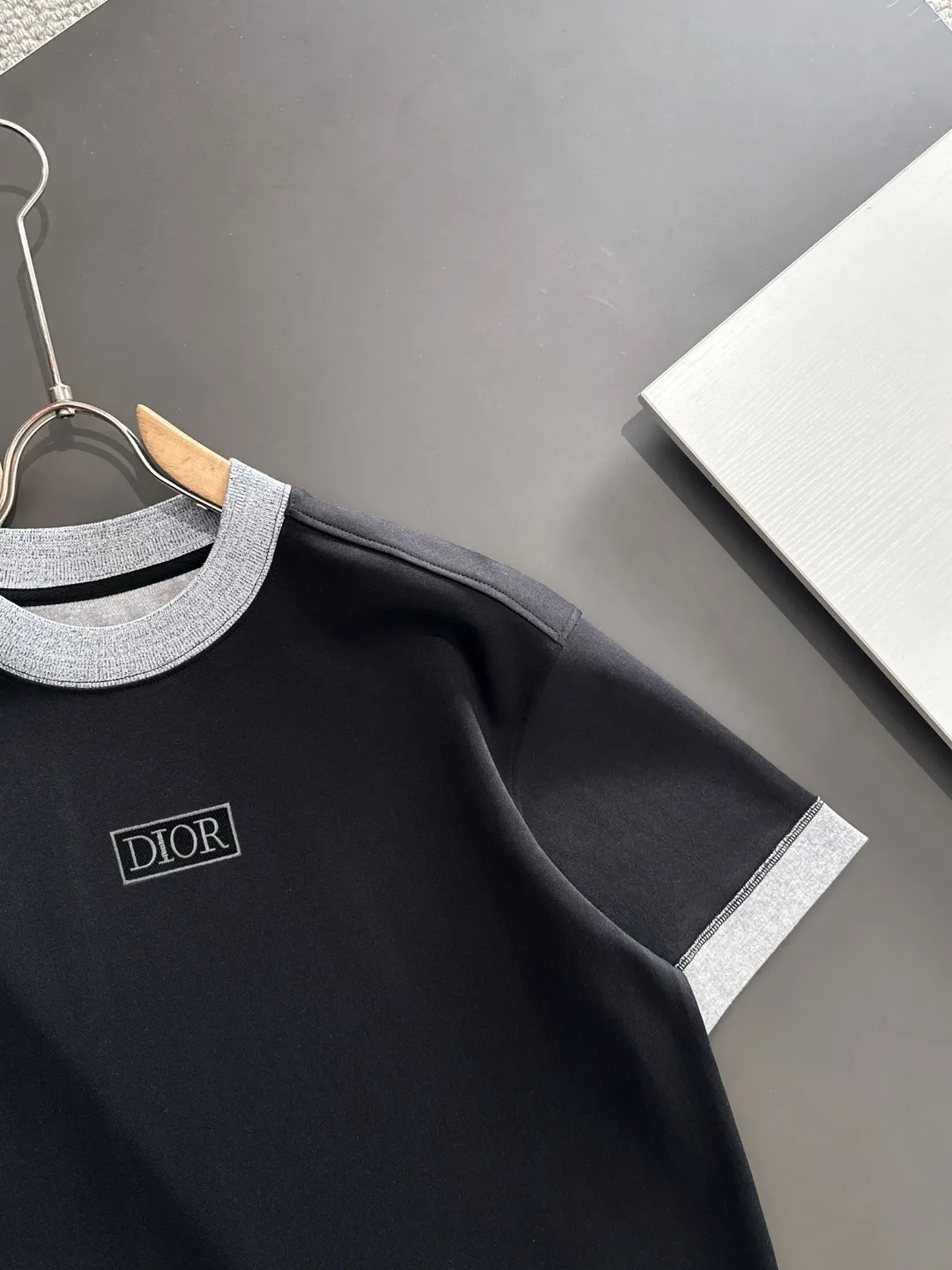 🅿️270 shipped next day Dior 2025 summer new style (top quality, differentiated currency) launches double yarn pure cotton fabric short sleeves, spring and summer catwalk style, personalized and exclusive style, same style for men and women, using imported custom-dyed fabrics, chain bottom back collar, fully shoulder-covering, no deformation or shrinkage when exposed to water, SIZE: M to 3XL