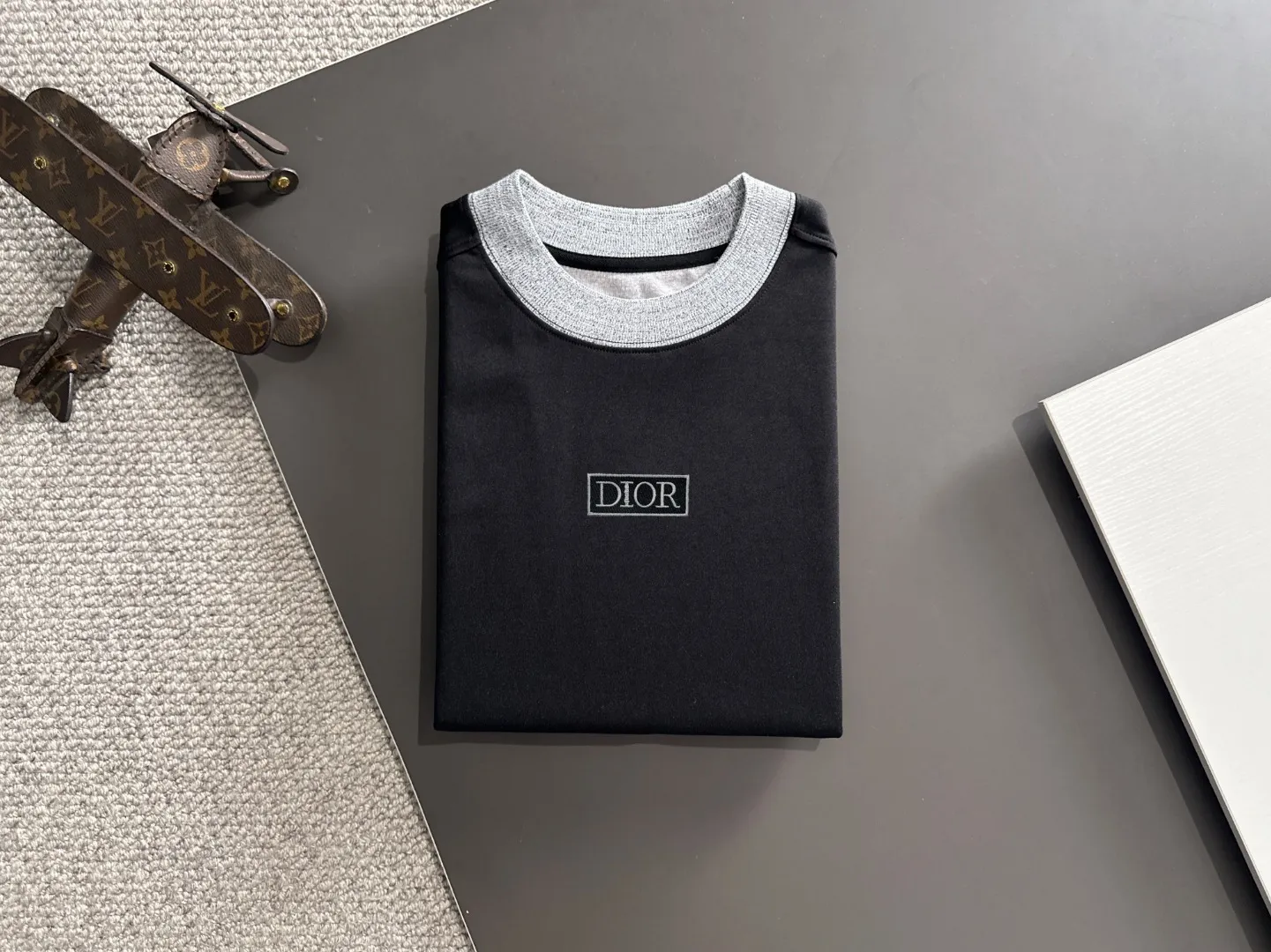 🅿️270 shipped next day Dior 2025 summer new style (top quality, differentiated currency) launches double yarn pure cotton fabric short sleeves, spring and summer catwalk style, personalized and exclusive style, same style for men and women, using imported custom-dyed fabrics, chain bottom back collar, fully shoulder-covering, no deformation or shrinkage when exposed to water, SIZE: M to 3XL