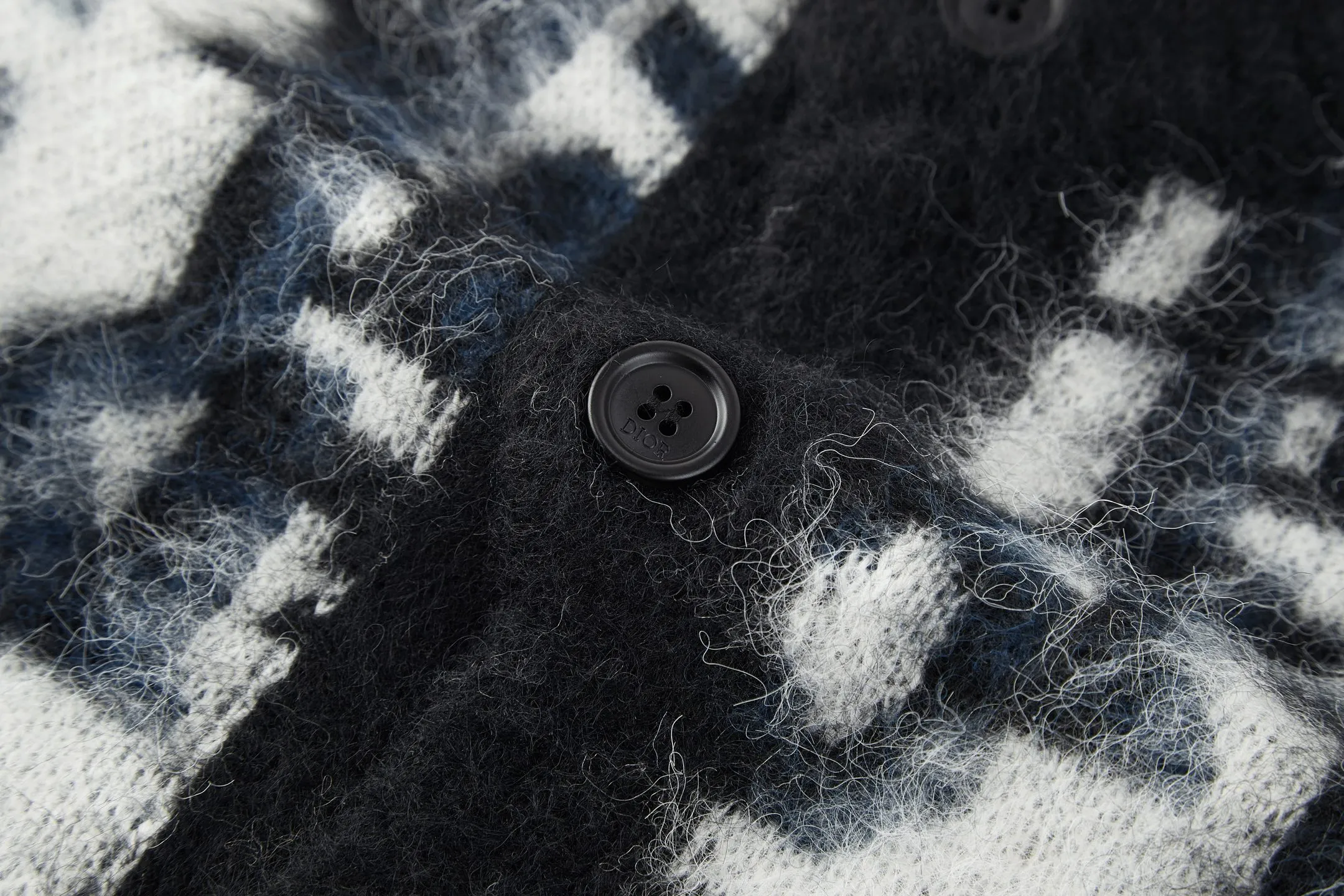 🅿️520 [Exclusive supply] CD all-over presbyopic mohair cardigan. Buy ZP as soon as possible, custom-woven with 70% high proportion of pure mohair. The cardigan is made from responsibly sourced, rich and finely milled mohair, which is woven from imported Stoll. The whole body is perfectly aligned with every stitch, and the full-width twill presbyopia pattern is accentuated with colorful fluorescent tones. The mohair is washed and naturally milled, and the pieces need to be knitted after they are woven. It is necessary to manually remove the dotted threads that hang the hair, draw out the knots and then sew them. After sewing, wash and iron them first, then remove the clamps to capture the hair, wash it again after grasping it, and finally capture the hair again to achieve the same wool feel and effect as ZP. The process is very complicated. Finished with front patch pockets and molded branded horn buttons. Size:S-M-L-XL