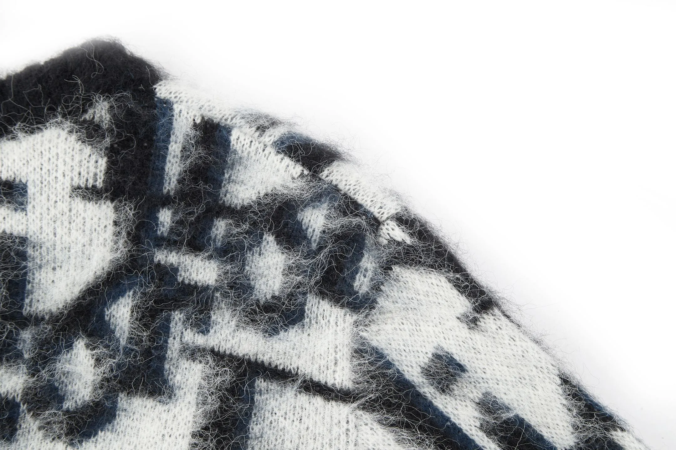 🅿️520 [Exclusive supply] CD all-over presbyopic mohair cardigan. Buy ZP as soon as possible, custom-woven with 70% high proportion of pure mohair. The cardigan is made from responsibly sourced, rich and finely milled mohair, which is woven from imported Stoll. The whole body is perfectly aligned with every stitch, and the full-width twill presbyopia pattern is accentuated with colorful fluorescent tones. The mohair is washed and naturally milled, and the pieces need to be knitted after they are woven. It is necessary to manually remove the dotted threads that hang the hair, draw out the knots and then sew them. After sewing, wash and iron them first, then remove the clamps to capture the hair, wash it again after grasping it, and finally capture the hair again to achieve the same wool feel and effect as ZP. The process is very complicated. Finished with front patch pockets and molded branded horn buttons. Size:S-M-L-XL