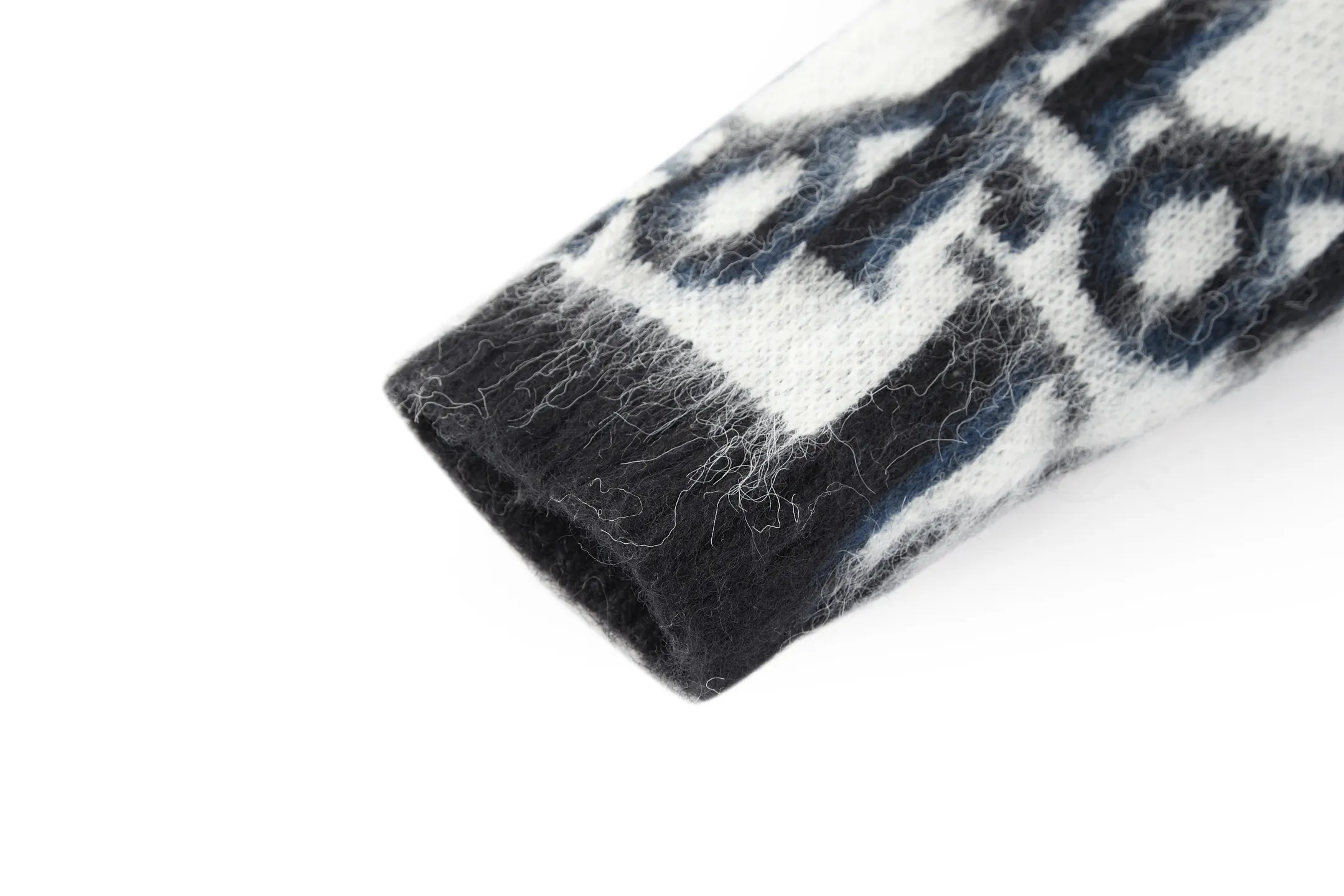 🅿️520 [Exclusive supply] CD all-over presbyopic mohair cardigan. Buy ZP as soon as possible, custom-woven with 70% high proportion of pure mohair. The cardigan is made from responsibly sourced, rich and finely milled mohair, which is woven from imported Stoll. The whole body is perfectly aligned with every stitch, and the full-width twill presbyopia pattern is accentuated with colorful fluorescent tones. The mohair is washed and naturally milled, and the pieces need to be knitted after they are woven. It is necessary to manually remove the dotted threads that hang the hair, draw out the knots and then sew them. After sewing, wash and iron them first, then remove the clamps to capture the hair, wash it again after grasping it, and finally capture the hair again to achieve the same wool feel and effect as ZP. The process is very complicated. Finished with front patch pockets and molded branded horn buttons. Size:S-M-L-XL
