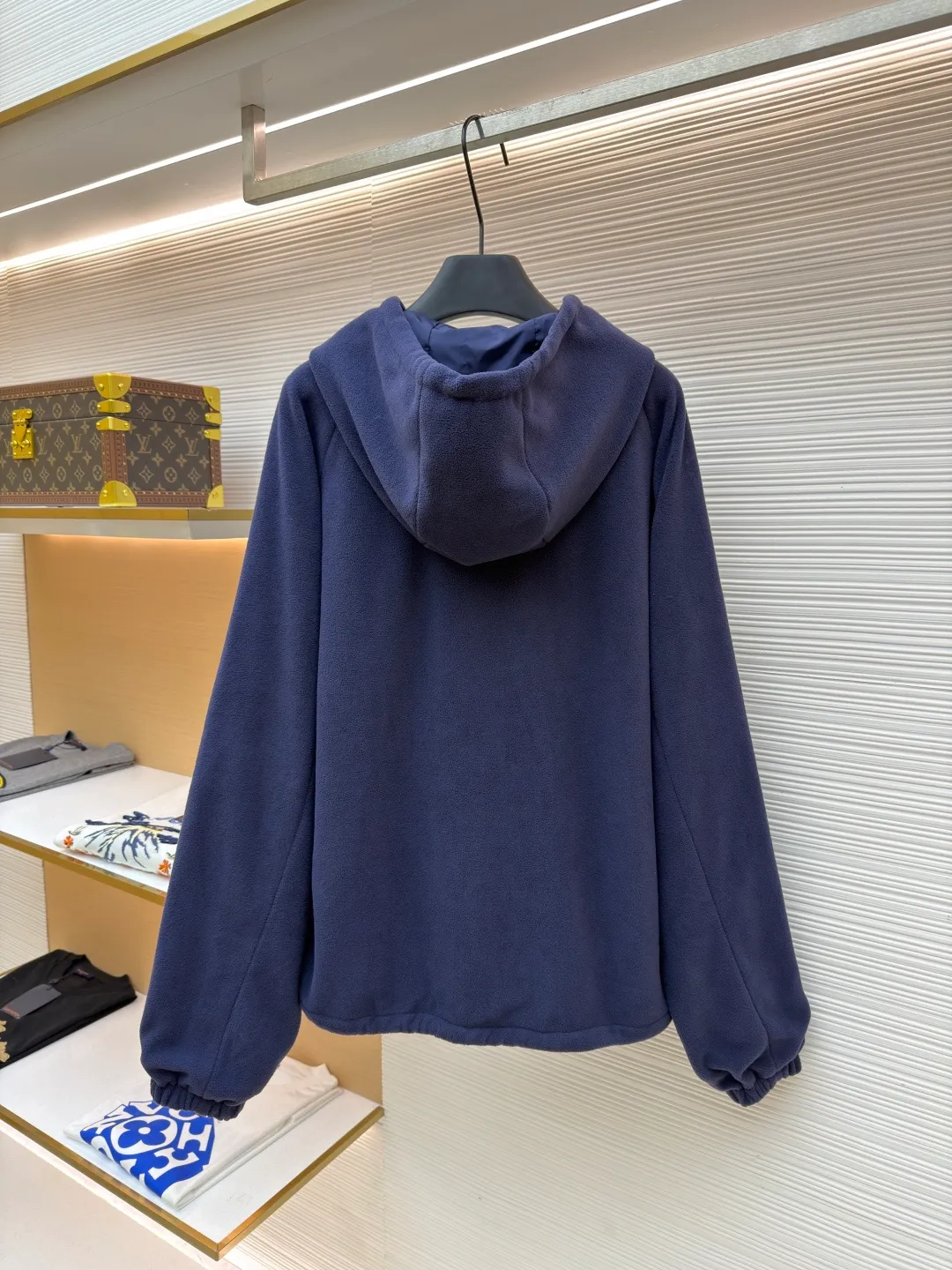 Prada hooded drawstring fabric short jacket ●Original version: Purchased and developed for 22300 ●Item number: 1682436-B25 ●Fabric: polar fleece fabric ●Technology: hand-sewn label production ●Color: navy blue ●Version: fitted version ●Weight: about 720 grams ●Size: 46-48-50-52 ●Description: This PRADA hooded drawstring fabric short jacket is made of high-quality fabric as the core material. It is first treated with an enzyme washing process to make the fabric soft and skin-friendly. It also enhances the wrinkle resistance and color fastness of the fabric, making the navy blue tone more textured and not easy to fade. The body is designed with a short cut and is equipped with a hooded drawstring structure. The drawstring is treated with reinforced stitching to ensure smooth adjustment and durability. The shoulders are made of raglan sleeves, which improves the freedom of movement of the wearer. Flat seams are used at the splicing between the pockets and the body, and the stitching is neat and precise. The brand logo is fixed through hand-sewing technology, and the stitching is even and firm, retaining the brand texture. The entire garment is stitched with high-tenacity stitches of the same color. The measurement error of 1~3cm is within the normal range. The overall craftsmanship takes into account both functionality and luxury details. Hand washing is recommended to maintain the integrity of the fabric and craftsmanship. The overall wiring is straight and delicate, the fabric is comfortable and soft, and the color is consistent without color difference. It can be matched with the same style to create a fashionable look and control various occasions. Customized accessories, complete with three standards, same style for men and women!