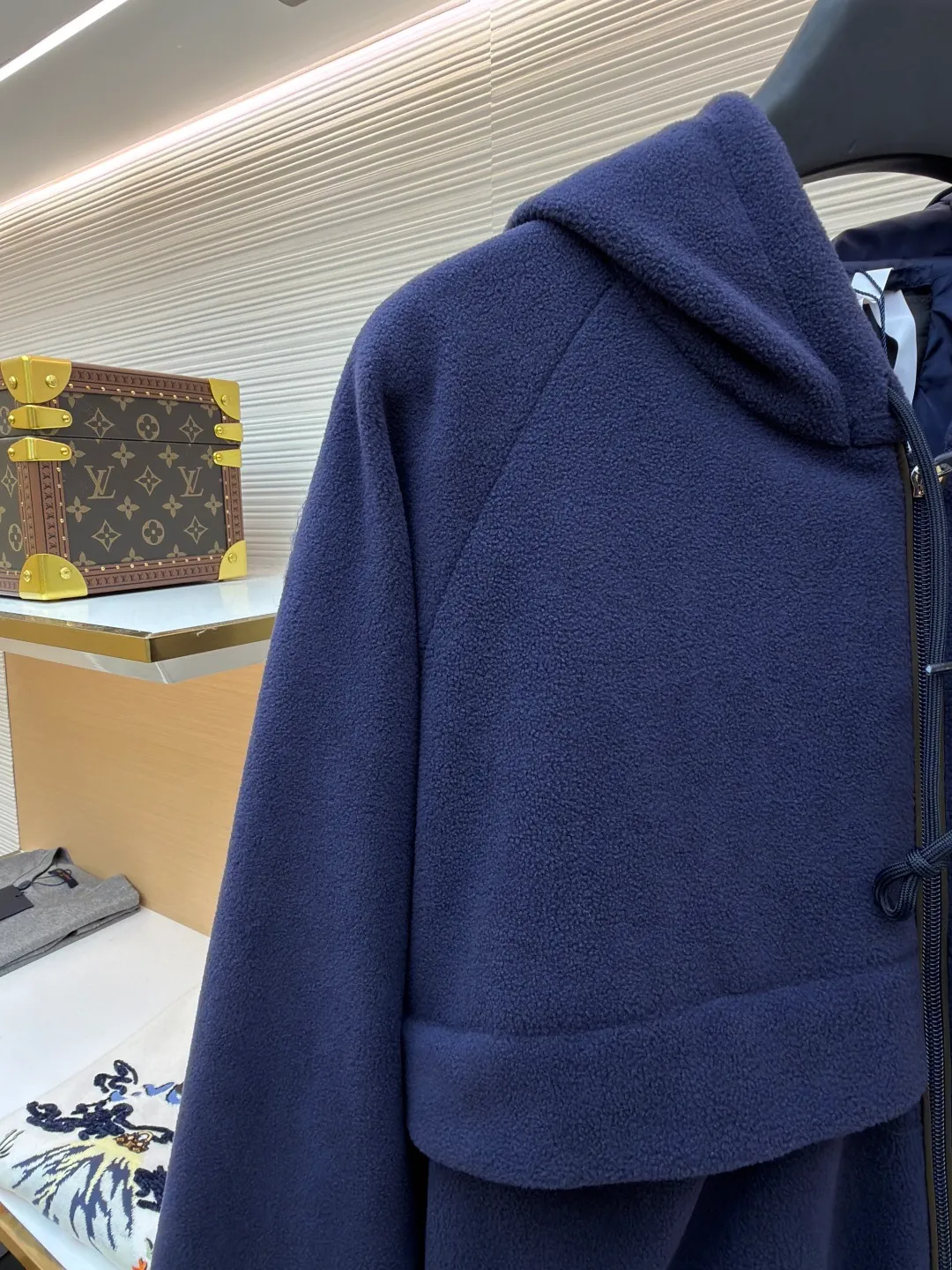 Prada hooded drawstring fabric short jacket ●Original version: Purchased and developed for 22300 ●Item number: 1682436-B25 ●Fabric: polar fleece fabric ●Technology: hand-sewn label production ●Color: navy blue ●Version: fitted version ●Weight: about 720 grams ●Size: 46-48-50-52 ●Description: This PRADA hooded drawstring fabric short jacket is made of high-quality fabric as the core material. It is first treated with an enzyme washing process to make the fabric soft and skin-friendly. It also enhances the wrinkle resistance and color fastness of the fabric, making the navy blue tone more textured and not easy to fade. The body is designed with a short cut and is equipped with a hooded drawstring structure. The drawstring is treated with reinforced stitching to ensure smooth adjustment and durability. The shoulders are made of raglan sleeves, which improves the freedom of movement of the wearer. Flat seams are used at the splicing between the pockets and the body, and the stitching is neat and precise. The brand logo is fixed through hand-sewing technology, and the stitching is even and firm, retaining the brand texture. The entire garment is stitched with high-tenacity stitches of the same color. The measurement error of 1~3cm is within the normal range. The overall craftsmanship takes into account both functionality and luxury details. Hand washing is recommended to maintain the integrity of the fabric and craftsmanship. The overall wiring is straight and delicate, the fabric is comfortable and soft, and the color is consistent without color difference. It can be matched with the same style to create a fashionable look and control various occasions. Customized accessories, complete with three standards, same style for men and women!