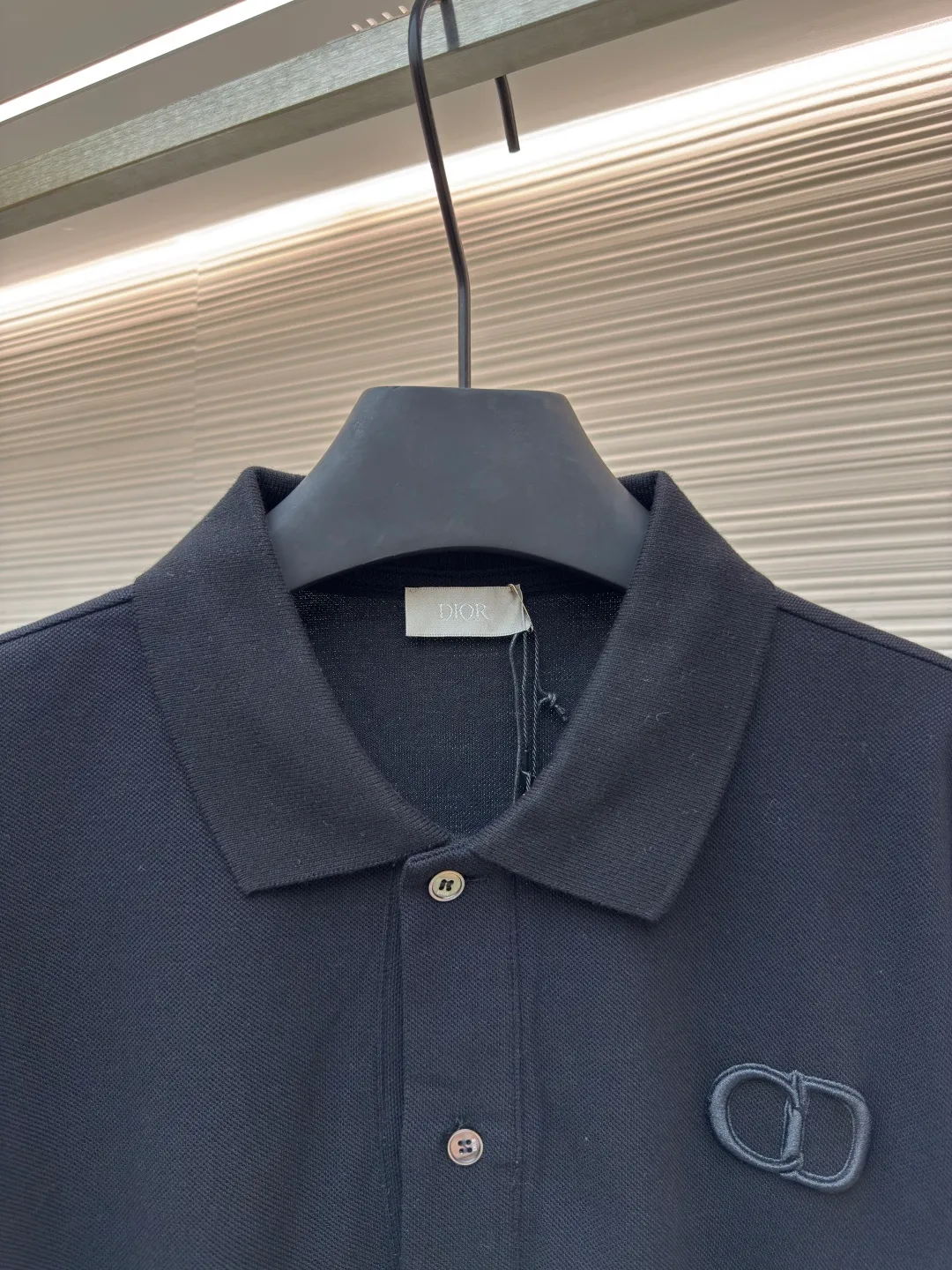 DIOR CD letter embroidered Polo shirt ●Authentic product: purchased and developed for 3999 ●Item number: 1680440-A35 ●Fabric: pure cotton fabric ●Technology: embroidery process ●Type: fitted version ●Weight: about 300 grams ●Size: XS-S-M-L ●Description: Color is custom-woven and dyed, "CD" design on the chest. A perfect fashionable and trendy item! The oversize version is very slimming and can be worn with a T-skirt or shorts. Who wouldn’t love it? The texture of the customized fabric is super versatile and can be worn in all seasons. The overall routing is straight and delicate, the fabric is comfortable and soft, and the color is consistent with no color difference. It can be matched with the same style to create a fashionable look and control various occasions. Customized accessories, complete with three labels, same style for men and women!