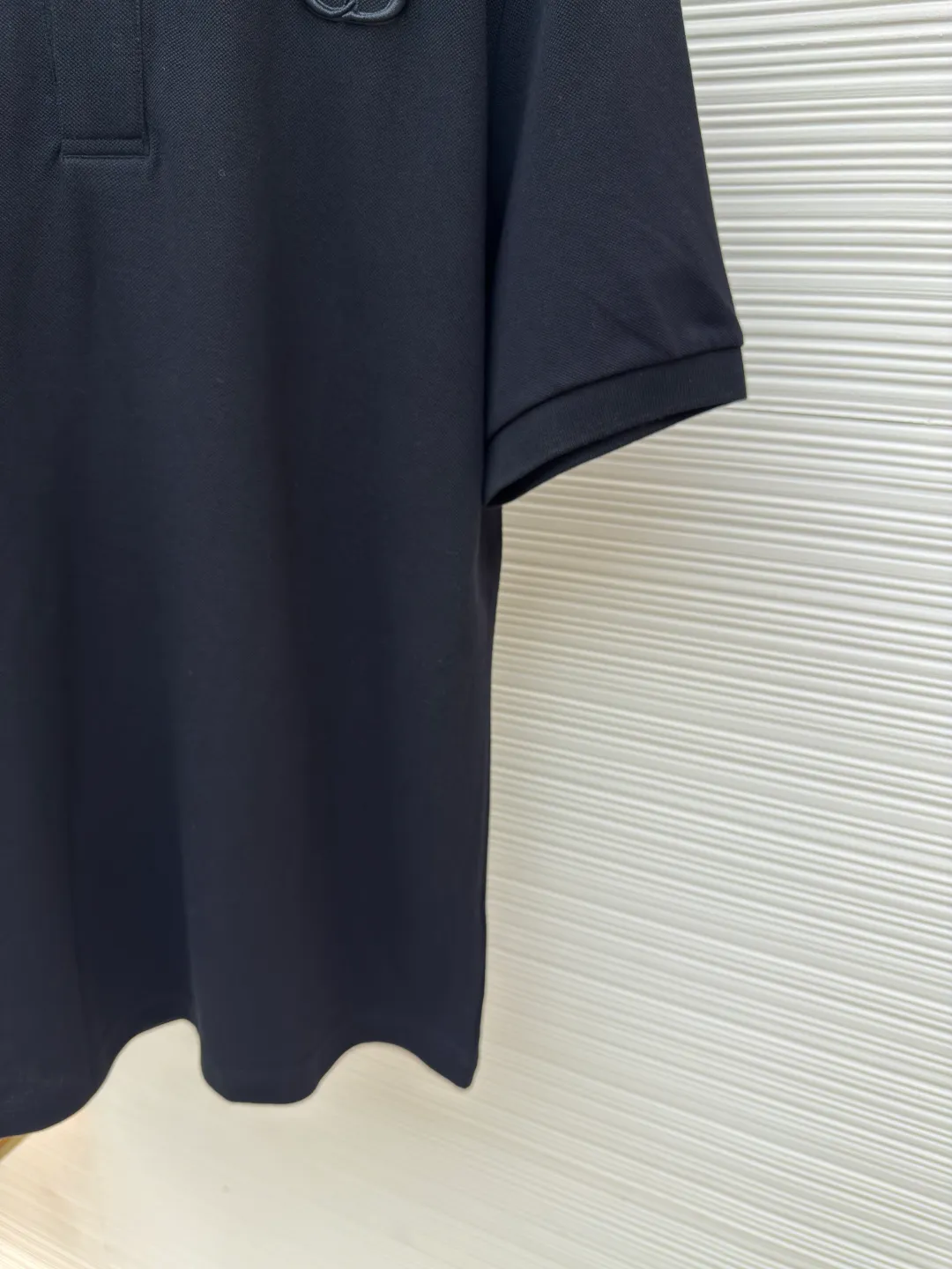 DIOR CD letter embroidered Polo shirt ●Authentic product: purchased and developed for 3999 ●Item number: 1680440-A35 ●Fabric: pure cotton fabric ●Technology: embroidery process ●Type: fitted version ●Weight: about 300 grams ●Size: XS-S-M-L ●Description: Color is custom-woven and dyed, "CD" design on the chest. A perfect fashionable and trendy item! The oversize version is very slimming and can be worn with a T-skirt or shorts. Who wouldn’t love it? The texture of the customized fabric is super versatile and can be worn in all seasons. The overall routing is straight and delicate, the fabric is comfortable and soft, and the color is consistent with no color difference. It can be matched with the same style to create a fashionable look and control various occasions. Customized accessories, complete with three labels, same style for men and women!