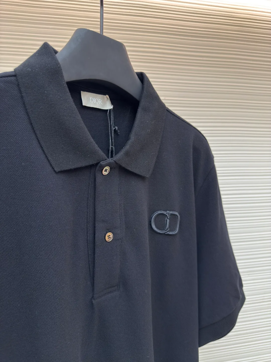 DIOR CD letter embroidered Polo shirt ●Authentic product: purchased and developed for 3999 ●Item number: 1680440-A35 ●Fabric: pure cotton fabric ●Technology: embroidery process ●Type: fitted version ●Weight: about 300 grams ●Size: XS-S-M-L ●Description: Color is custom-woven and dyed, "CD" design on the chest. A perfect fashionable and trendy item! The oversize version is very slimming and can be worn with a T-skirt or shorts. Who wouldn’t love it? The texture of the customized fabric is super versatile and can be worn in all seasons. The overall routing is straight and delicate, the fabric is comfortable and soft, and the color is consistent with no color difference. It can be matched with the same style to create a fashionable look and control various occasions. Customized accessories, complete with three labels, same style for men and women!