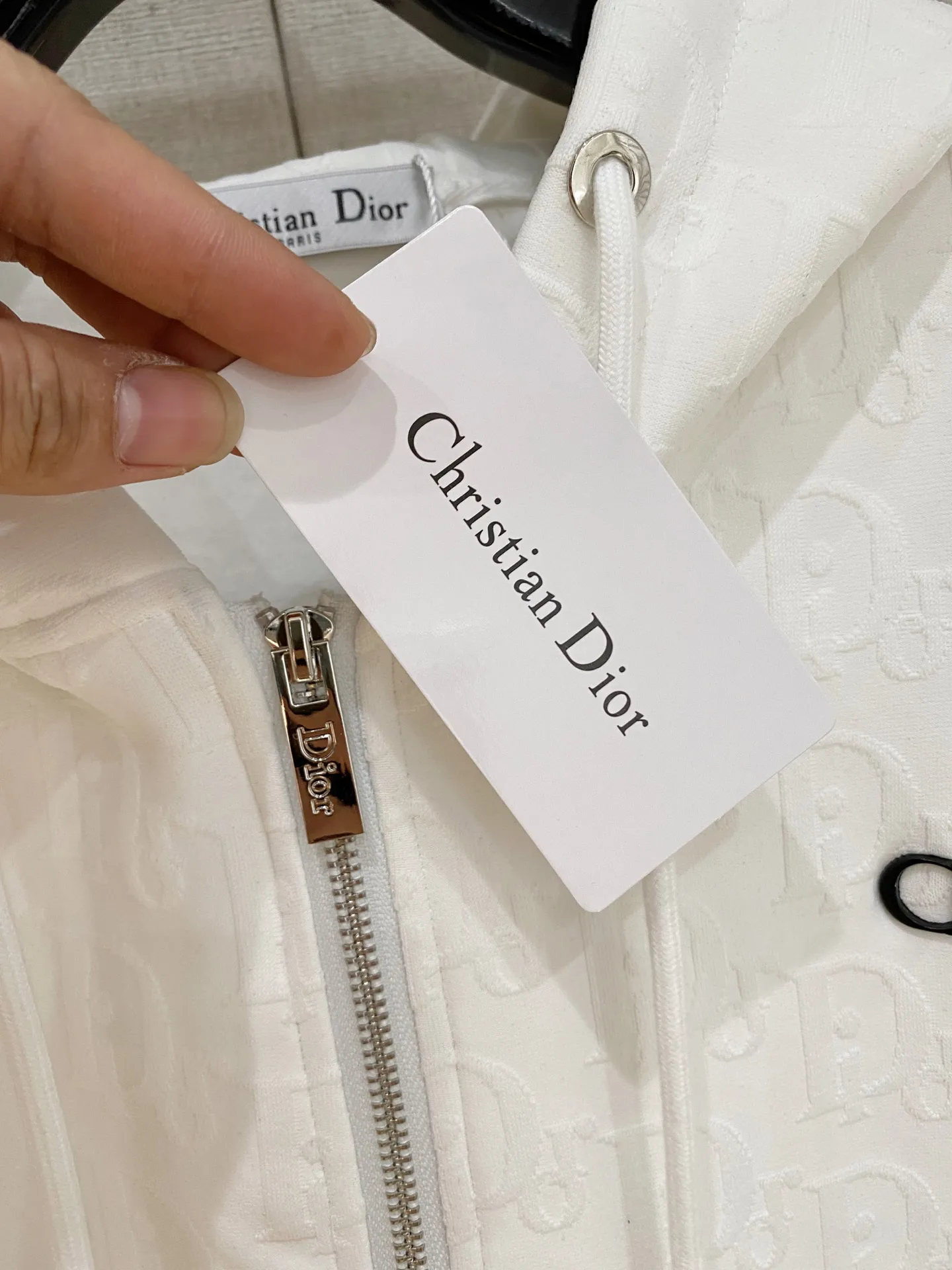 🅿️720 Dior hot-selling suit is coming. Focus on the original version of the official website. 2025 new hot-selling cardigan suit. The original order is the best. 🇭🇰The meticulous work of top designers. It has a fitting and perfect upper body effect. All-natural high-quality Tencel Roman cotton 100%, close-fitting comfort, noble and elegant! Original hardware embodies elegance and nobility! Counter size: M-3XL (maximum wear up to 190 pounds)
