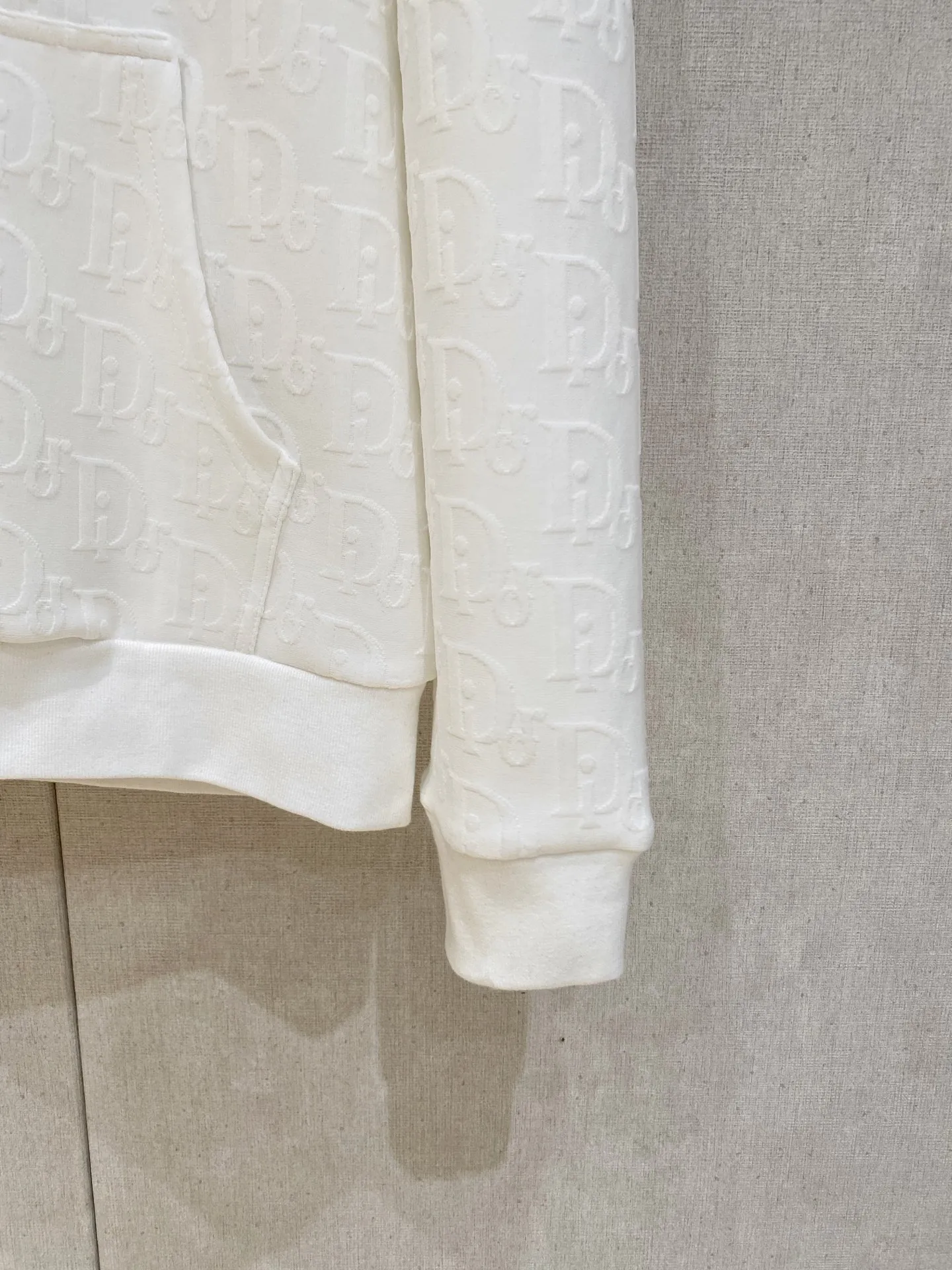 🅿️720 Dior hot-selling suit is coming. Focus on the original version of the official website. 2025 new hot-selling cardigan suit. The original order is the best. 🇭🇰The meticulous work of top designers. It has a fitting and perfect upper body effect. All-natural high-quality Tencel Roman cotton 100%, close-fitting comfort, noble and elegant! Original hardware embodies elegance and nobility! Counter size: M-3XL (maximum wear up to 190 pounds)