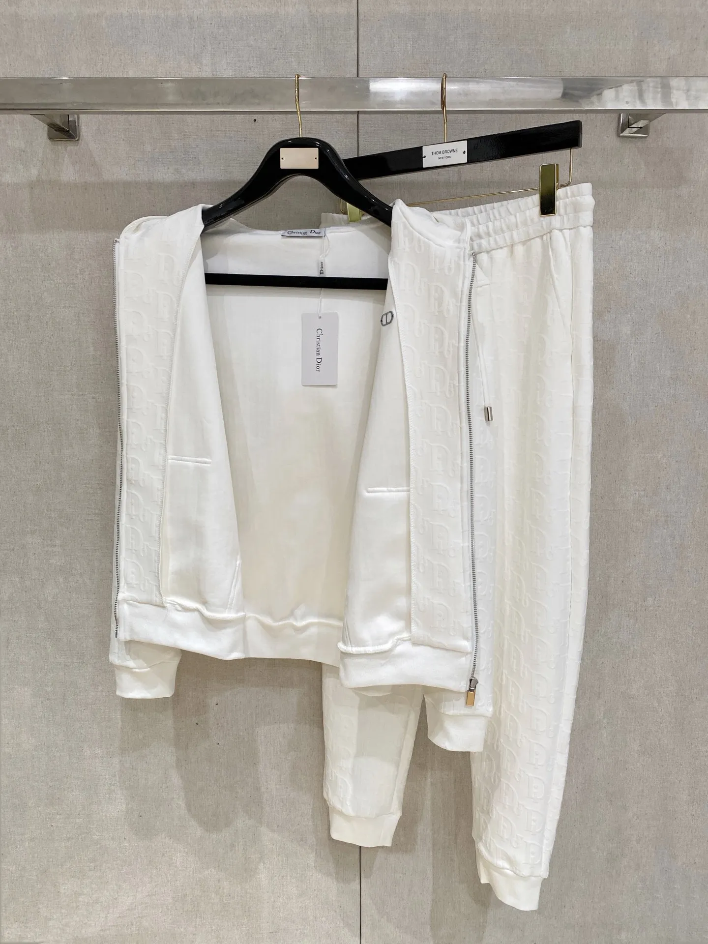 🅿️720 Dior hot-selling suit is coming. Focus on the original version of the official website. 2025 new hot-selling cardigan suit. The original order is the best. 🇭🇰The meticulous work of top designers. It has a fitting and perfect upper body effect. All-natural high-quality Tencel Roman cotton 100%, close-fitting comfort, noble and elegant! Original hardware embodies elegance and nobility! Counter size: M-3XL (maximum wear up to 190 pounds)