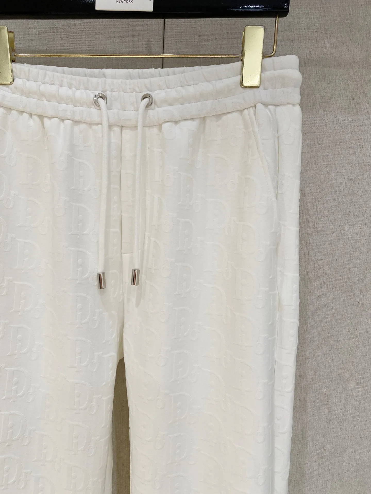 🅿️720 Dior hot-selling suit is coming. Focus on the original version of the official website. 2025 new hot-selling cardigan suit. The original order is the best. 🇭🇰The meticulous work of top designers. It has a fitting and perfect upper body effect. All-natural high-quality Tencel Roman cotton 100%, close-fitting comfort, noble and elegant! Original hardware embodies elegance and nobility! Counter size: M-3XL (maximum wear up to 190 pounds)