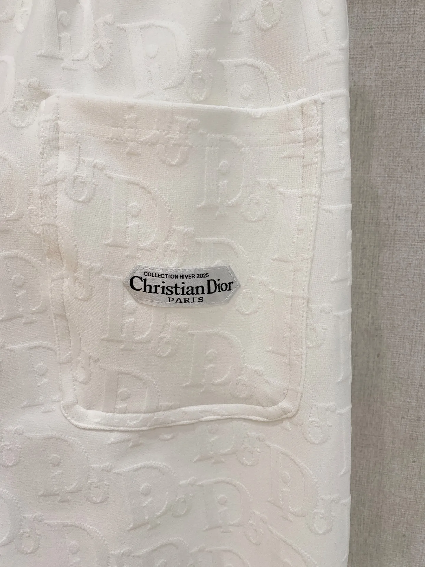 🅿️720 Dior hot-selling suit is coming. Focus on the original version of the official website. 2025 new hot-selling cardigan suit. The original order is the best. 🇭🇰The meticulous work of top designers. It has a fitting and perfect upper body effect. All-natural high-quality Tencel Roman cotton 100%, close-fitting comfort, noble and elegant! Original hardware embodies elegance and nobility! Counter size: M-3XL (maximum wear up to 190 pounds)