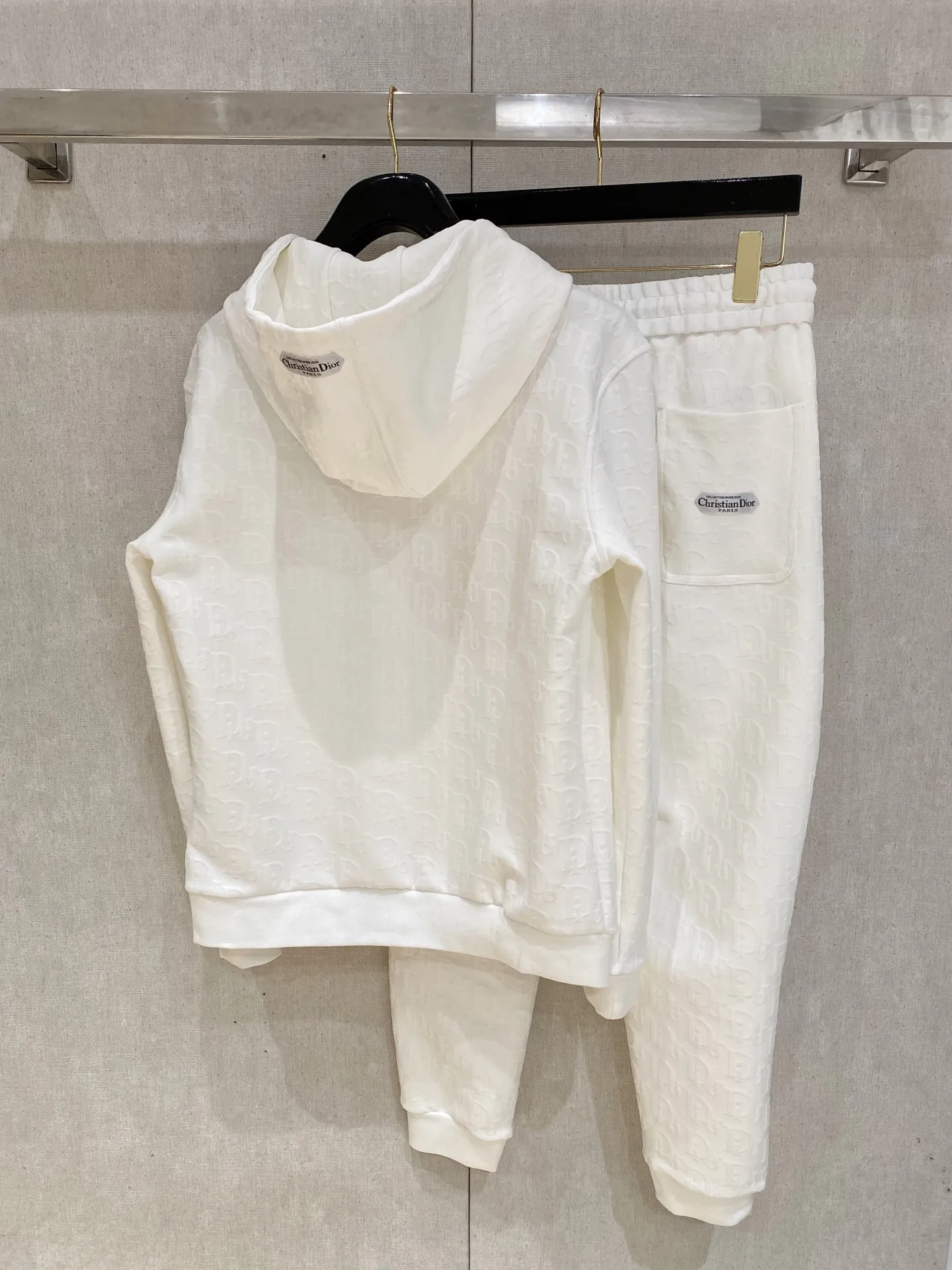 🅿️720 Dior hot-selling suit is coming. Focus on the original version of the official website. 2025 new hot-selling cardigan suit. The original order is the best. 🇭🇰The meticulous work of top designers. It has a fitting and perfect upper body effect. All-natural high-quality Tencel Roman cotton 100%, close-fitting comfort, noble and elegant! Original hardware embodies elegance and nobility! Counter size: M-3XL (maximum wear up to 190 pounds)