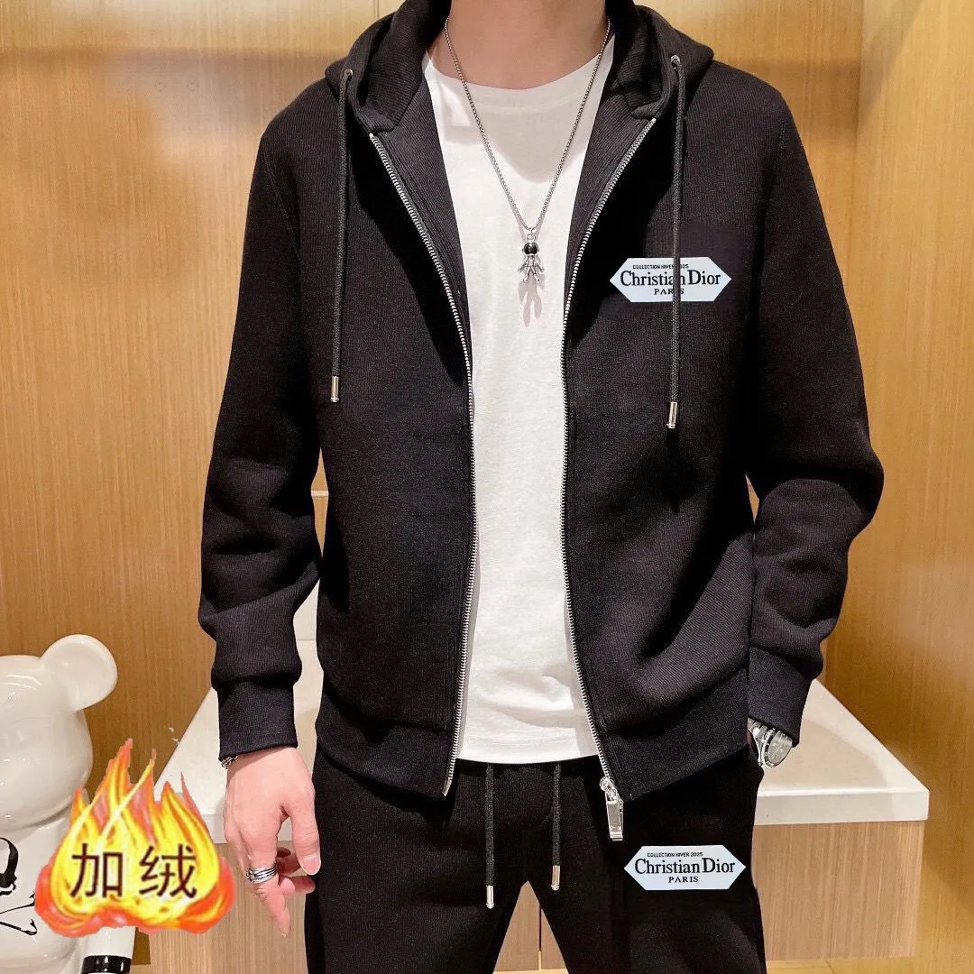 🅿️460 Directly approved brand [DIOR Dior] (velvet and thickened) 2025 autumn and winter new products, celebrities' favorite fashionable casual suits, clean and neat tailoring, full of urban style. Made of high-quality customized fabrics, the inner warmth is excellent, the hand feels soft and dry, and the upper body effect is crisp and stylish. The three-dimensional cutting process and the pattern are all of high standards, and the silhouette version has the right benefits! It is not tight at all, and you feel good when you put it on. So many top-quality raw materials create high-end products with unparalleled value. It is the first choice for high-end fashion people. (Size: M-4XL can wear up to 200 pounds)