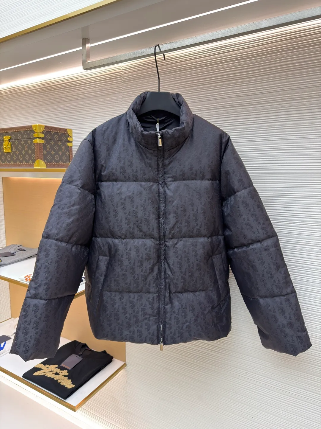 Dior presbyopic print down jacket ●Original version: Purchased and developed in 20999 ●Item number: 1681275-E20 ●Fabric: white duck down fabric ●Technology: mechanical down filling ●Color: black ●Version: fitted version ●Weight: about 975 grams ●Size: 46-48-50-52 ●Description: The fabric adopts scientific jacquard technology: laser jacquard technology is applied to the fabric to make the whole piece of clothing uneven and more three-dimensional. This technology not only improves the visual effect of the fabric, but also enhances its durability and comfort. Stand-up collar design: The stand-up collar design not only improves the thermal insulation performance, but also adds a sense of sophistication and neatness. This type of collar can well modify the neck line and show the wearer's elegance. Coverless secret pockets: The internal coverless secret pockets are cleverly integrated into the design. Not only is it practical and can hold some small items, but it also adds a low-key and refined feel to the overall shape through a concealed design. Printing process: Oblique printing is applied to the fabric through precise printing technology, perfectly integrated with the fabric, presenting a low-key and luxurious visual effect. Down filling: High-quality 90 white duck down is selected as the filling, and undergoes strict processing and screening to ensure the fluffiness and warmth of the down. Evenly fill the down into the inner bladder of the vest and fix it by sewing and taping. The overall wiring is straight and delicate, the fabric is comfortable and soft, and the color is consistent without color difference. It can be matched with the same style to create a fashionable look and control various occasions. Customized accessories, complete with three standards, same style for men and women!