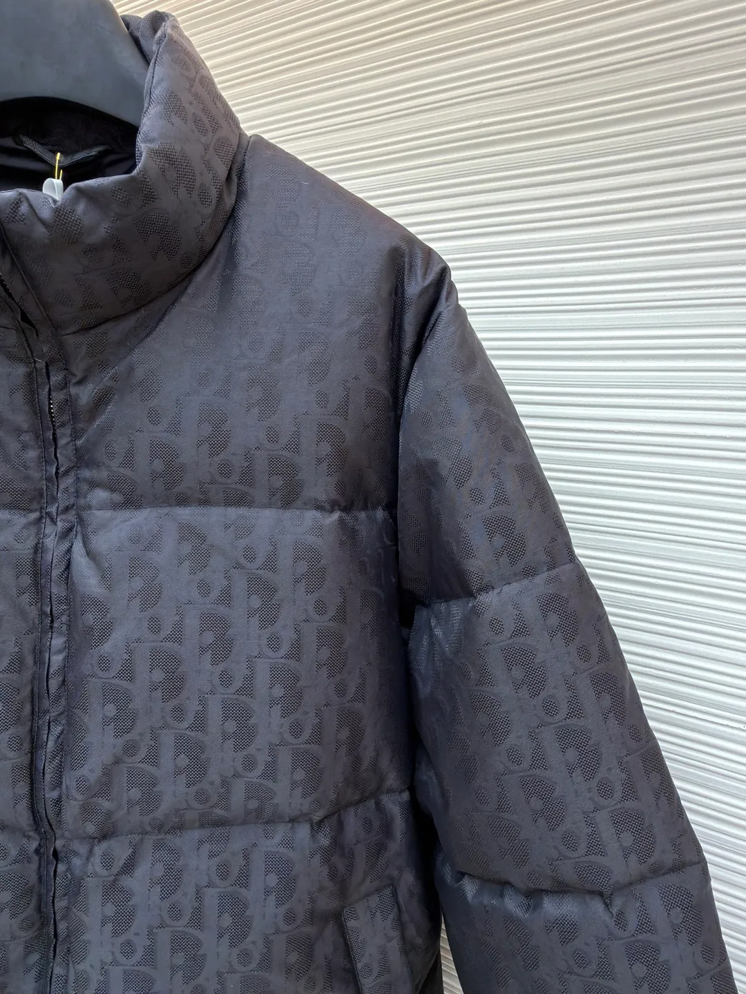 Dior presbyopic print down jacket ●Original version: Purchased and developed in 20999 ●Item number: 1681275-E20 ●Fabric: white duck down fabric ●Technology: mechanical down filling ●Color: black ●Version: fitted version ●Weight: about 975 grams ●Size: 46-48-50-52 ●Description: The fabric adopts scientific jacquard technology: laser jacquard technology is applied to the fabric to make the whole piece of clothing uneven and more three-dimensional. This technology not only improves the visual effect of the fabric, but also enhances its durability and comfort. Stand-up collar design: The stand-up collar design not only improves the thermal insulation performance, but also adds a sense of sophistication and neatness. This type of collar can well modify the neck line and show the wearer's elegance. Coverless secret pockets: The internal coverless secret pockets are cleverly integrated into the design. Not only is it practical and can hold some small items, but it also adds a low-key and refined feel to the overall shape through a concealed design. Printing process: Oblique printing is applied to the fabric through precise printing technology, perfectly integrated with the fabric, presenting a low-key and luxurious visual effect. Down filling: High-quality 90 white duck down is selected as the filling, and undergoes strict processing and screening to ensure the fluffiness and warmth of the down. Evenly fill the down into the inner bladder of the vest and fix it by sewing and taping. The overall wiring is straight and delicate, the fabric is comfortable and soft, and the color is consistent without color difference. It can be matched with the same style to create a fashionable look and control various occasions. Customized accessories, complete with three standards, same style for men and women!