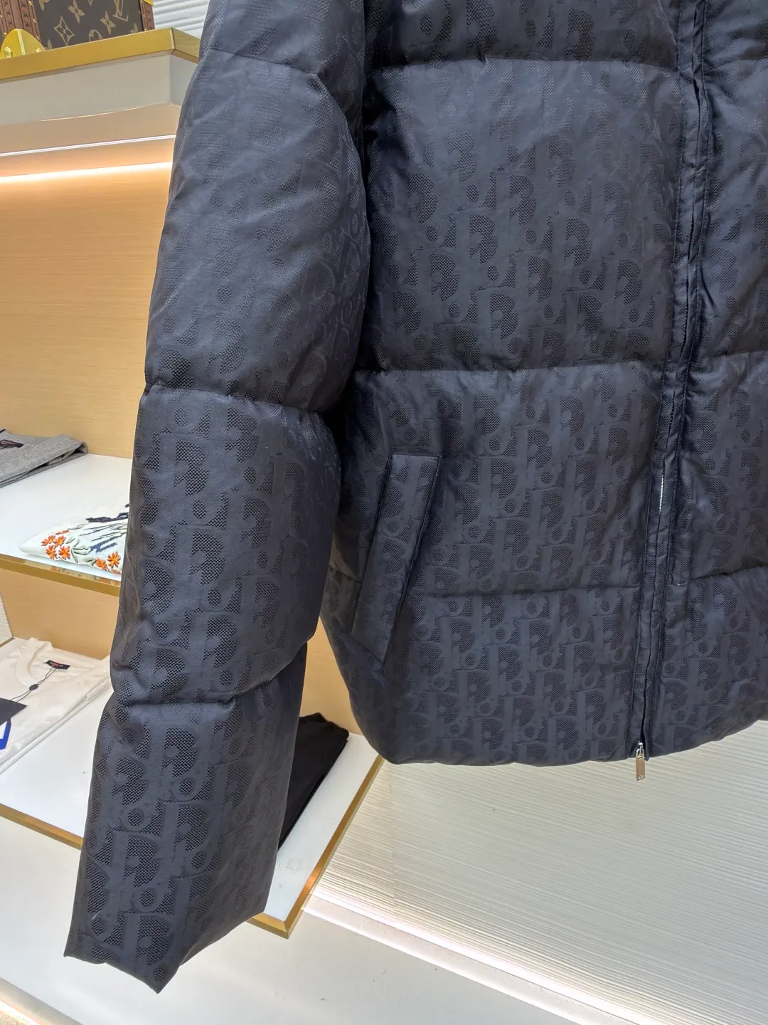 Dior presbyopic print down jacket ●Original version: Purchased and developed in 20999 ●Item number: 1681275-E20 ●Fabric: white duck down fabric ●Technology: mechanical down filling ●Color: black ●Version: fitted version ●Weight: about 975 grams ●Size: 46-48-50-52 ●Description: The fabric adopts scientific jacquard technology: laser jacquard technology is applied to the fabric to make the whole piece of clothing uneven and more three-dimensional. This technology not only improves the visual effect of the fabric, but also enhances its durability and comfort. Stand-up collar design: The stand-up collar design not only improves the thermal insulation performance, but also adds a sense of sophistication and neatness. This type of collar can well modify the neck line and show the wearer's elegance. Coverless secret pockets: The internal coverless secret pockets are cleverly integrated into the design. Not only is it practical and can hold some small items, but it also adds a low-key and refined feel to the overall shape through a concealed design. Printing process: Oblique printing is applied to the fabric through precise printing technology, perfectly integrated with the fabric, presenting a low-key and luxurious visual effect. Down filling: High-quality 90 white duck down is selected as the filling, and undergoes strict processing and screening to ensure the fluffiness and warmth of the down. Evenly fill the down into the inner bladder of the vest and fix it by sewing and taping. The overall wiring is straight and delicate, the fabric is comfortable and soft, and the color is consistent without color difference. It can be matched with the same style to create a fashionable look and control various occasions. Customized accessories, complete with three standards, same style for men and women!