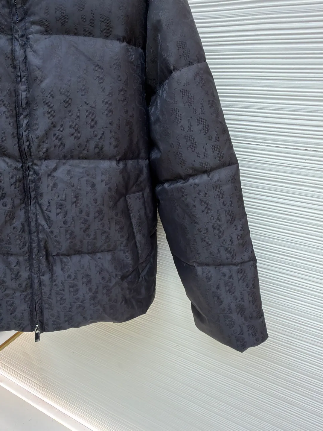 Dior presbyopic print down jacket ●Original version: Purchased and developed in 20999 ●Item number: 1681275-E20 ●Fabric: white duck down fabric ●Technology: mechanical down filling ●Color: black ●Version: fitted version ●Weight: about 975 grams ●Size: 46-48-50-52 ●Description: The fabric adopts scientific jacquard technology: laser jacquard technology is applied to the fabric to make the whole piece of clothing uneven and more three-dimensional. This technology not only improves the visual effect of the fabric, but also enhances its durability and comfort. Stand-up collar design: The stand-up collar design not only improves the thermal insulation performance, but also adds a sense of sophistication and neatness. This type of collar can well modify the neck line and show the wearer's elegance. Coverless secret pockets: The internal coverless secret pockets are cleverly integrated into the design. Not only is it practical and can hold some small items, but it also adds a low-key and refined feel to the overall shape through a concealed design. Printing process: Oblique printing is applied to the fabric through precise printing technology, perfectly integrated with the fabric, presenting a low-key and luxurious visual effect. Down filling: High-quality 90 white duck down is selected as the filling, and undergoes strict processing and screening to ensure the fluffiness and warmth of the down. Evenly fill the down into the inner bladder of the vest and fix it by sewing and taping. The overall wiring is straight and delicate, the fabric is comfortable and soft, and the color is consistent without color difference. It can be matched with the same style to create a fashionable look and control various occasions. Customized accessories, complete with three standards, same style for men and women!
