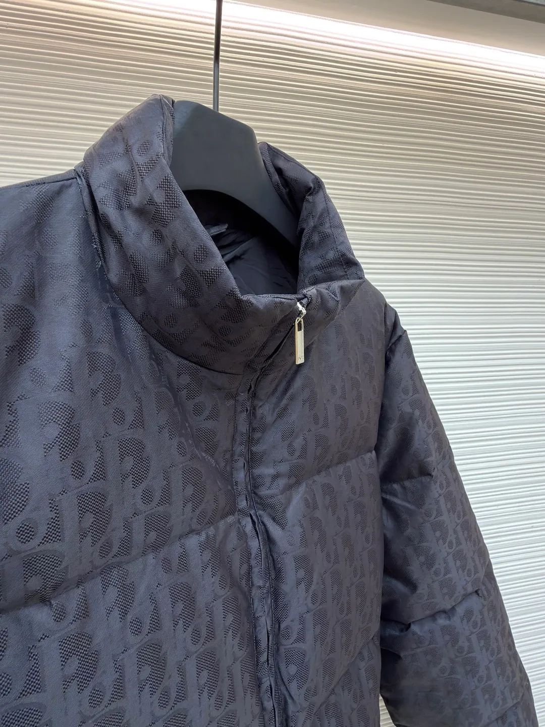 Dior presbyopic print down jacket ●Original version: Purchased and developed in 20999 ●Item number: 1681275-E20 ●Fabric: white duck down fabric ●Technology: mechanical down filling ●Color: black ●Version: fitted version ●Weight: about 975 grams ●Size: 46-48-50-52 ●Description: The fabric adopts scientific jacquard technology: laser jacquard technology is applied to the fabric to make the whole piece of clothing uneven and more three-dimensional. This technology not only improves the visual effect of the fabric, but also enhances its durability and comfort. Stand-up collar design: The stand-up collar design not only improves the thermal insulation performance, but also adds a sense of sophistication and neatness. This type of collar can well modify the neck line and show the wearer's elegance. Coverless secret pockets: The internal coverless secret pockets are cleverly integrated into the design. Not only is it practical and can hold some small items, but it also adds a low-key and refined feel to the overall shape through a concealed design. Printing process: Oblique printing is applied to the fabric through precise printing technology, perfectly integrated with the fabric, presenting a low-key and luxurious visual effect. Down filling: High-quality 90 white duck down is selected as the filling, and undergoes strict processing and screening to ensure the fluffiness and warmth of the down. Evenly fill the down into the inner bladder of the vest and fix it by sewing and taping. The overall wiring is straight and delicate, the fabric is comfortable and soft, and the color is consistent without color difference. It can be matched with the same style to create a fashionable look and control various occasions. Customized accessories, complete with three standards, same style for men and women!