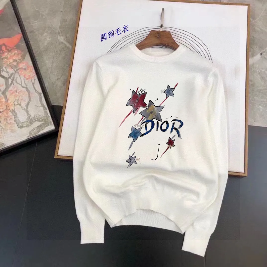 🅿️240 【DIOR】Autumn and winter classic round neck pullover sweater, in full condition! ! ! Wool blended fabric, the latest model in 2025, golden ratio! ! Slim-fitting soft gold, versatile and practical item, the combination and practicality are extremely powerful, simple and elegant, and classy! To create your own style, it is highly recommended to buy it in two colors. The standard slim fit tailoring process is suitable for both young and old men. It is knitted from wool and will not cause any discomfort! While keeping warm, it is stylish, textured and wearable, and the classic logo with contrasting colors on the chest feels in place! ! Recommended for regular customers! ! Size M-3XL (maximum wear: 190 pounds)