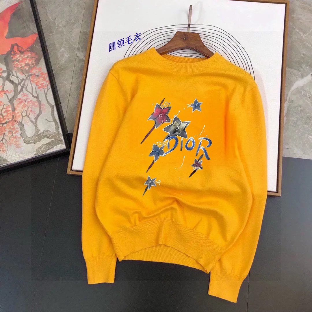 🅿️240 【DIOR】Autumn and winter classic round neck pullover sweater, in full condition! ! ! Wool blended fabric, the latest model in 2025, golden ratio! ! Slim-fitting soft gold, versatile and practical item, the combination and practicality are extremely powerful, simple and elegant, and classy! To create your own style, it is highly recommended to buy it in two colors. The standard slim fit tailoring process is suitable for both young and old men. It is knitted from wool and will not cause any discomfort! While keeping warm, it is stylish, textured and wearable, and the classic logo with contrasting colors on the chest feels in place! ! Recommended for regular customers! ! Size M-3XL (maximum wear: 190 pounds)
