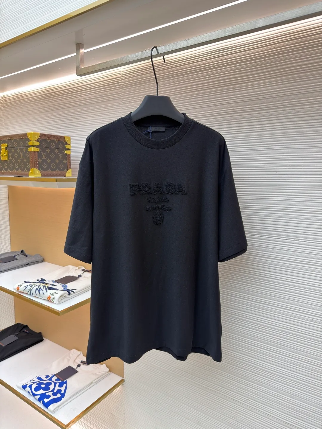 Prada terry embroidered short sleeves ●Original version: Purchased and developed for 10700 ●Item number: 1682425-X95 ●Fabric: double-woven satin fabric ●Technology: terry embroidered production ●Color: black ●Version: fitted version ●Weight: about 285 grams ●Size: S-M-L-XL ●Description: Customized fine double-woven satin with excellent texture, comfortable and flawless tones, pure and elegant Its ingenious and homogeneous towel embroidered Prada logo adds brand recognition without being complicated. It can lead the fashion trend with just one color and is a versatile item. Using towel embroidery technology, a traditional hand-made embroidery technology, the embroidery is carried out using needle methods and completed by changing the hooking action of a special machine head. The coils are interlocked one by one, thus bringing a towel-like texture and effect. The fabrics have been washed and have a better hand feel and texture. It is not easy to deform, shrink or fade, and maintains long-term beauty. The overall wiring is straight and delicate, the fabric is comfortable and soft, and the color is consistent without color difference. It can be matched with the same style to create a fashionable look and control various occasions. Customized accessories, complete with three standards, same style for men and women!