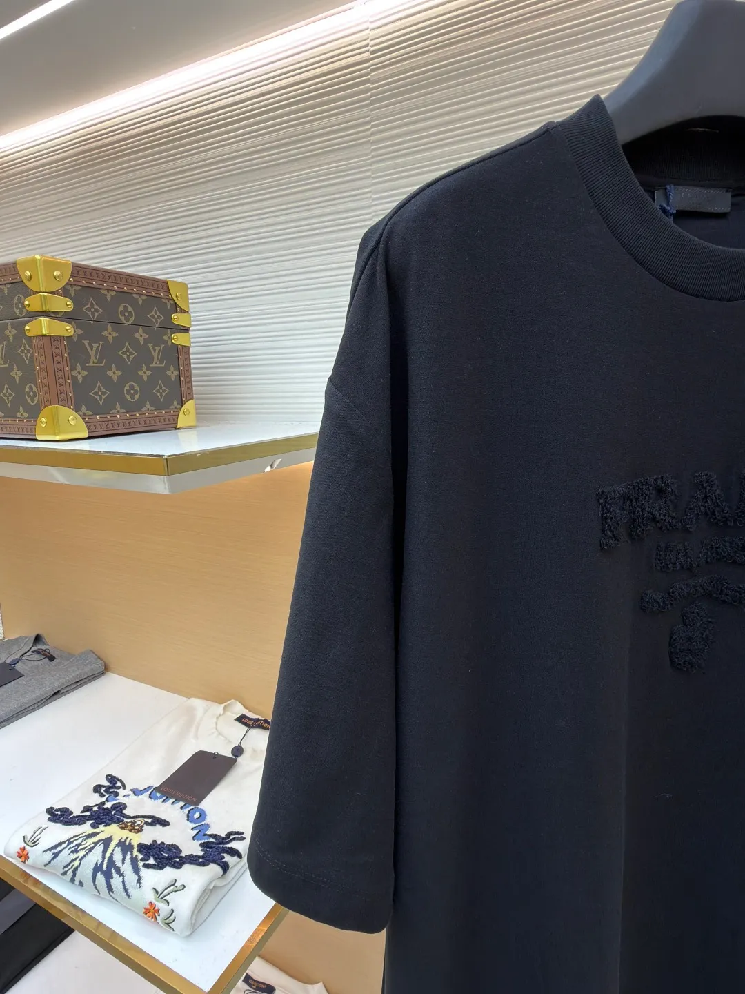 Prada terry embroidered short sleeves ●Original version: Purchased and developed for 10700 ●Item number: 1682425-X95 ●Fabric: double-woven satin fabric ●Technology: terry embroidered production ●Color: black ●Version: fitted version ●Weight: about 285 grams ●Size: S-M-L-XL ●Description: Customized fine double-woven satin with excellent texture, comfortable and flawless tones, pure and elegant Its ingenious and homogeneous towel embroidered Prada logo adds brand recognition without being complicated. It can lead the fashion trend with just one color and is a versatile item. Using towel embroidery technology, a traditional hand-made embroidery technology, the embroidery is carried out using needle methods and completed by changing the hooking action of a special machine head. The coils are interlocked one by one, thus bringing a towel-like texture and effect. The fabrics have been washed and have a better hand feel and texture. It is not easy to deform, shrink or fade, and maintains long-term beauty. The overall wiring is straight and delicate, the fabric is comfortable and soft, and the color is consistent without color difference. It can be matched with the same style to create a fashionable look and control various occasions. Customized accessories, complete with three standards, same style for men and women!