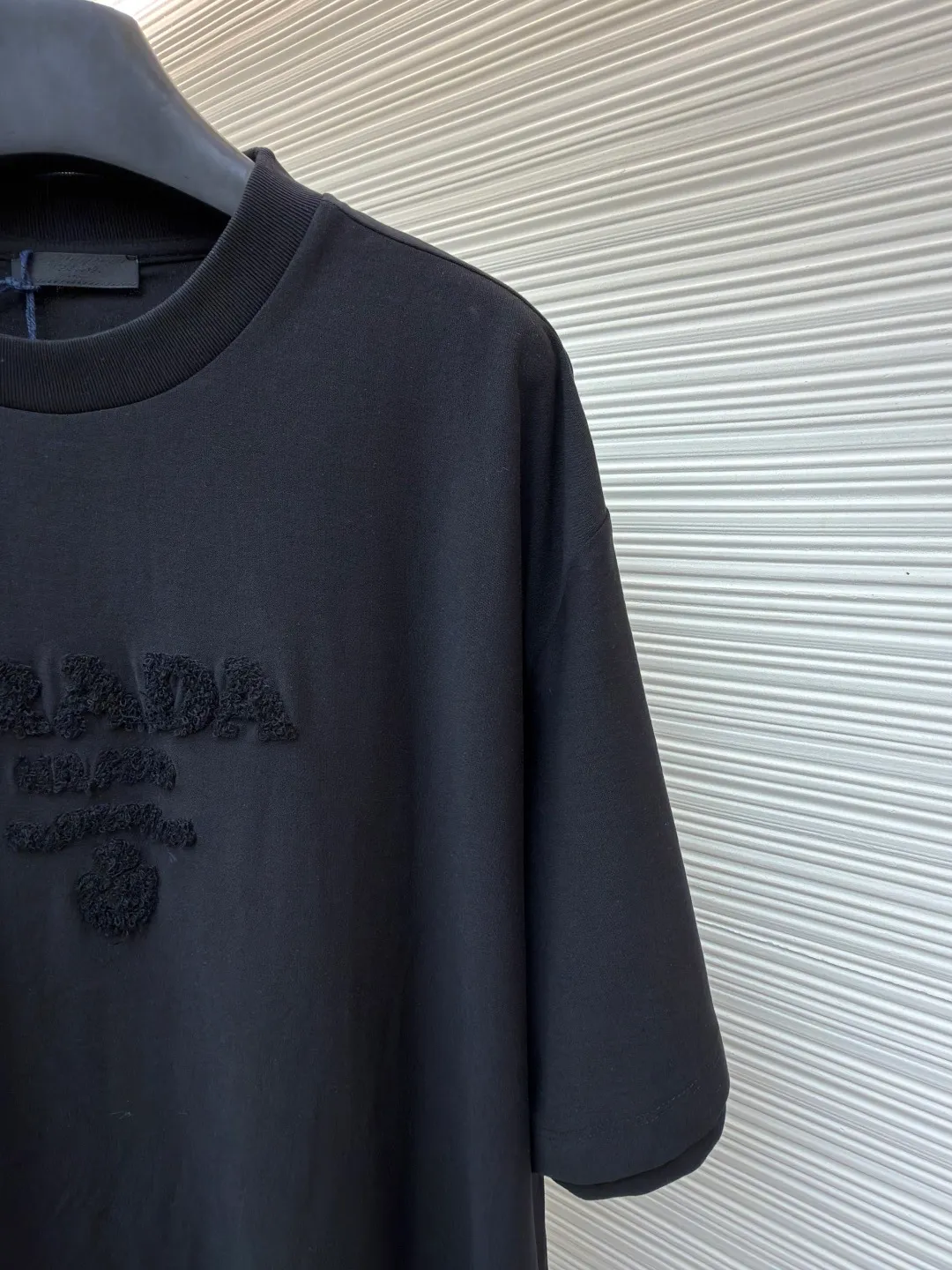 Prada terry embroidered short sleeves ●Original version: Purchased and developed for 10700 ●Item number: 1682425-X95 ●Fabric: double-woven satin fabric ●Technology: terry embroidered production ●Color: black ●Version: fitted version ●Weight: about 285 grams ●Size: S-M-L-XL ●Description: Customized fine double-woven satin with excellent texture, comfortable and flawless tones, pure and elegant Its ingenious and homogeneous towel embroidered Prada logo adds brand recognition without being complicated. It can lead the fashion trend with just one color and is a versatile item. Using towel embroidery technology, a traditional hand-made embroidery technology, the embroidery is carried out using needle methods and completed by changing the hooking action of a special machine head. The coils are interlocked one by one, thus bringing a towel-like texture and effect. The fabrics have been washed and have a better hand feel and texture. It is not easy to deform, shrink or fade, and maintains long-term beauty. The overall wiring is straight and delicate, the fabric is comfortable and soft, and the color is consistent without color difference. It can be matched with the same style to create a fashionable look and control various occasions. Customized accessories, complete with three standards, same style for men and women!