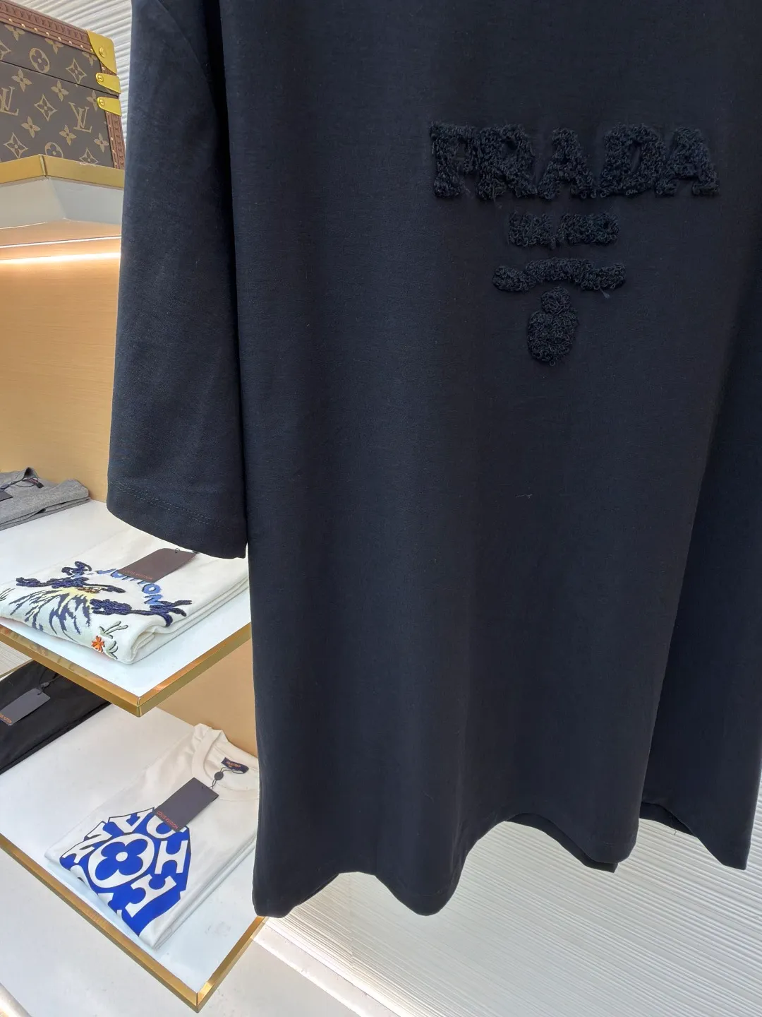 Prada terry embroidered short sleeves ●Original version: Purchased and developed for 10700 ●Item number: 1682425-X95 ●Fabric: double-woven satin fabric ●Technology: terry embroidered production ●Color: black ●Version: fitted version ●Weight: about 285 grams ●Size: S-M-L-XL ●Description: Customized fine double-woven satin with excellent texture, comfortable and flawless tones, pure and elegant Its ingenious and homogeneous towel embroidered Prada logo adds brand recognition without being complicated. It can lead the fashion trend with just one color and is a versatile item. Using towel embroidery technology, a traditional hand-made embroidery technology, the embroidery is carried out using needle methods and completed by changing the hooking action of a special machine head. The coils are interlocked one by one, thus bringing a towel-like texture and effect. The fabrics have been washed and have a better hand feel and texture. It is not easy to deform, shrink or fade, and maintains long-term beauty. The overall wiring is straight and delicate, the fabric is comfortable and soft, and the color is consistent without color difference. It can be matched with the same style to create a fashionable look and control various occasions. Customized accessories, complete with three standards, same style for men and women!