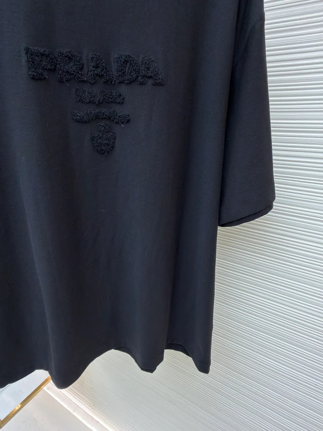 Prada terry embroidered short sleeves ●Original version: Purchased and developed for 10700 ●Item number: 1682425-X95 ●Fabric: double-woven satin fabric ●Technology: terry embroidered production ●Color: black ●Version: fitted version ●Weight: about 285 grams ●Size: S-M-L-XL ●Description: Customized fine double-woven satin with excellent texture, comfortable and flawless tones, pure and elegant Its ingenious and homogeneous towel embroidered Prada logo adds brand recognition without being complicated. It can lead the fashion trend with just one color and is a versatile item. Using towel embroidery technology, a traditional hand-made embroidery technology, the embroidery is carried out using needle methods and completed by changing the hooking action of a special machine head. The coils are interlocked one by one, thus bringing a towel-like texture and effect. The fabrics have been washed and have a better hand feel and texture. It is not easy to deform, shrink or fade, and maintains long-term beauty. The overall wiring is straight and delicate, the fabric is comfortable and soft, and the color is consistent without color difference. It can be matched with the same style to create a fashionable look and control various occasions. Customized accessories, complete with three standards, same style for men and women!