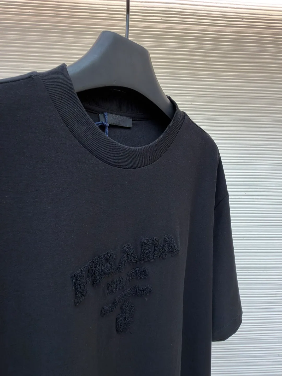 Prada terry embroidered short sleeves ●Original version: Purchased and developed for 10700 ●Item number: 1682425-X95 ●Fabric: double-woven satin fabric ●Technology: terry embroidered production ●Color: black ●Version: fitted version ●Weight: about 285 grams ●Size: S-M-L-XL ●Description: Customized fine double-woven satin with excellent texture, comfortable and flawless tones, pure and elegant Its ingenious and homogeneous towel embroidered Prada logo adds brand recognition without being complicated. It can lead the fashion trend with just one color and is a versatile item. Using towel embroidery technology, a traditional hand-made embroidery technology, the embroidery is carried out using needle methods and completed by changing the hooking action of a special machine head. The coils are interlocked one by one, thus bringing a towel-like texture and effect. The fabrics have been washed and have a better hand feel and texture. It is not easy to deform, shrink or fade, and maintains long-term beauty. The overall wiring is straight and delicate, the fabric is comfortable and soft, and the color is consistent without color difference. It can be matched with the same style to create a fashionable look and control various occasions. Customized accessories, complete with three standards, same style for men and women!